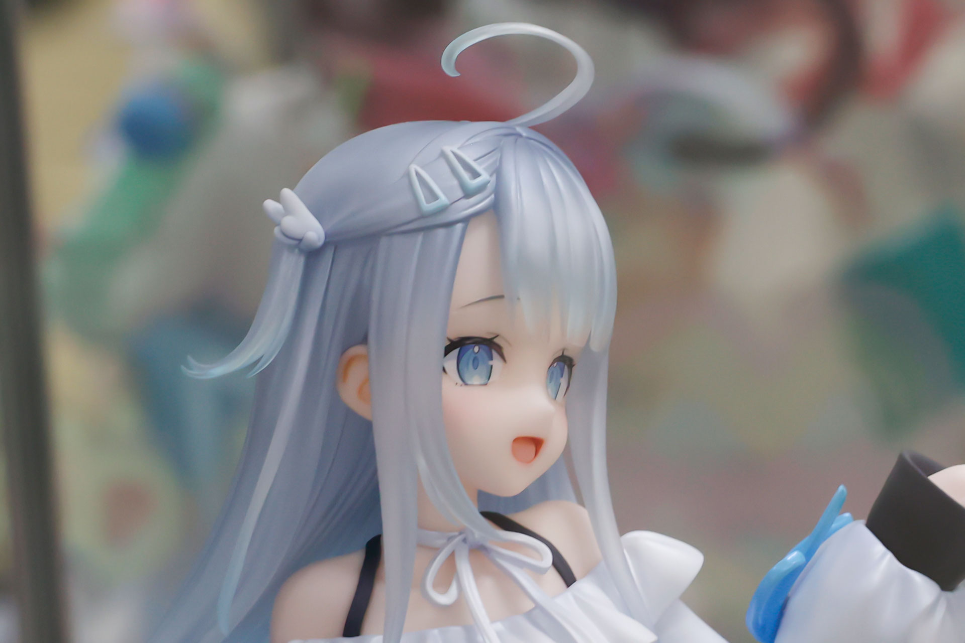 髪にはいくつものアクセサリーが付けられている