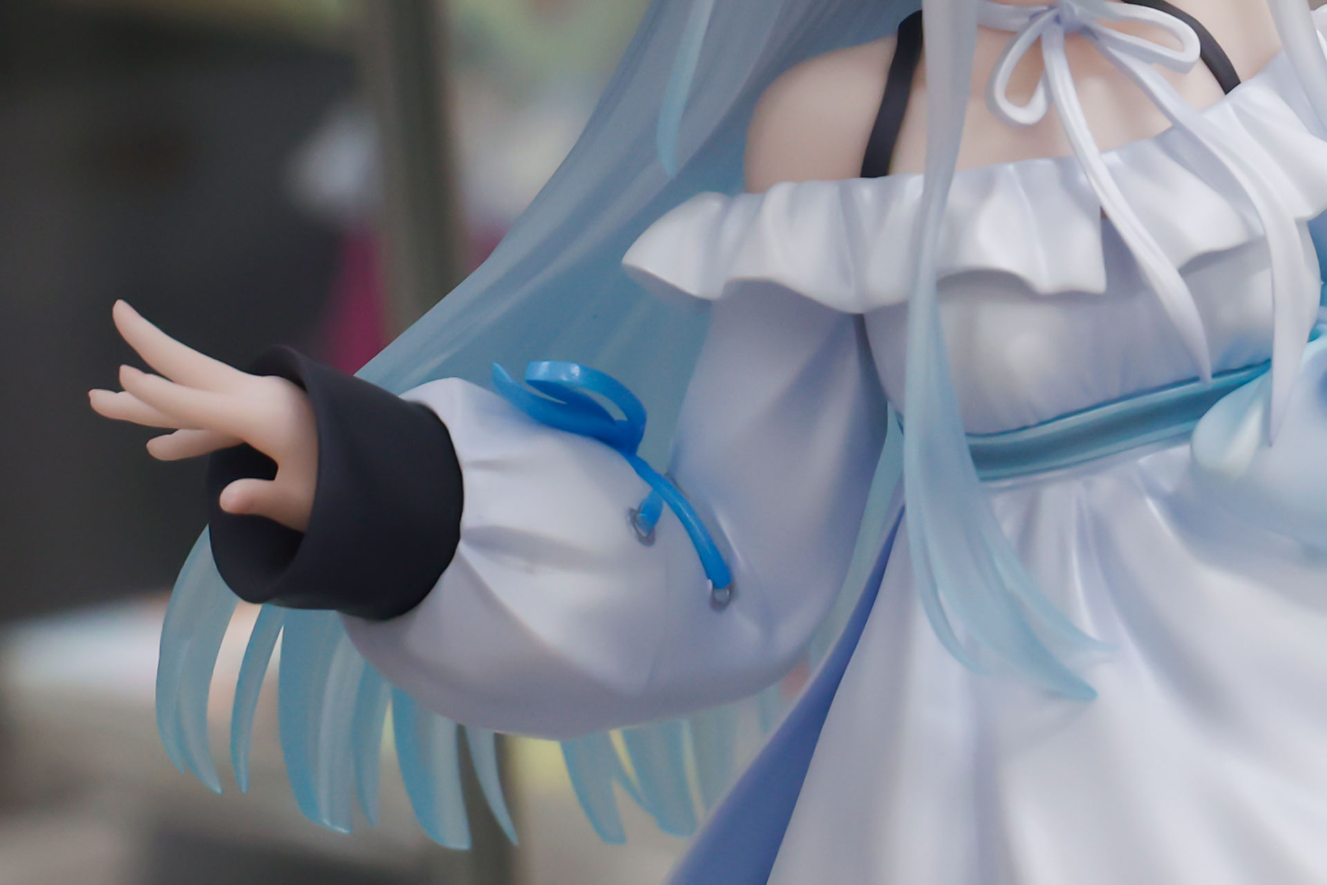 指のポーズも繊細だ