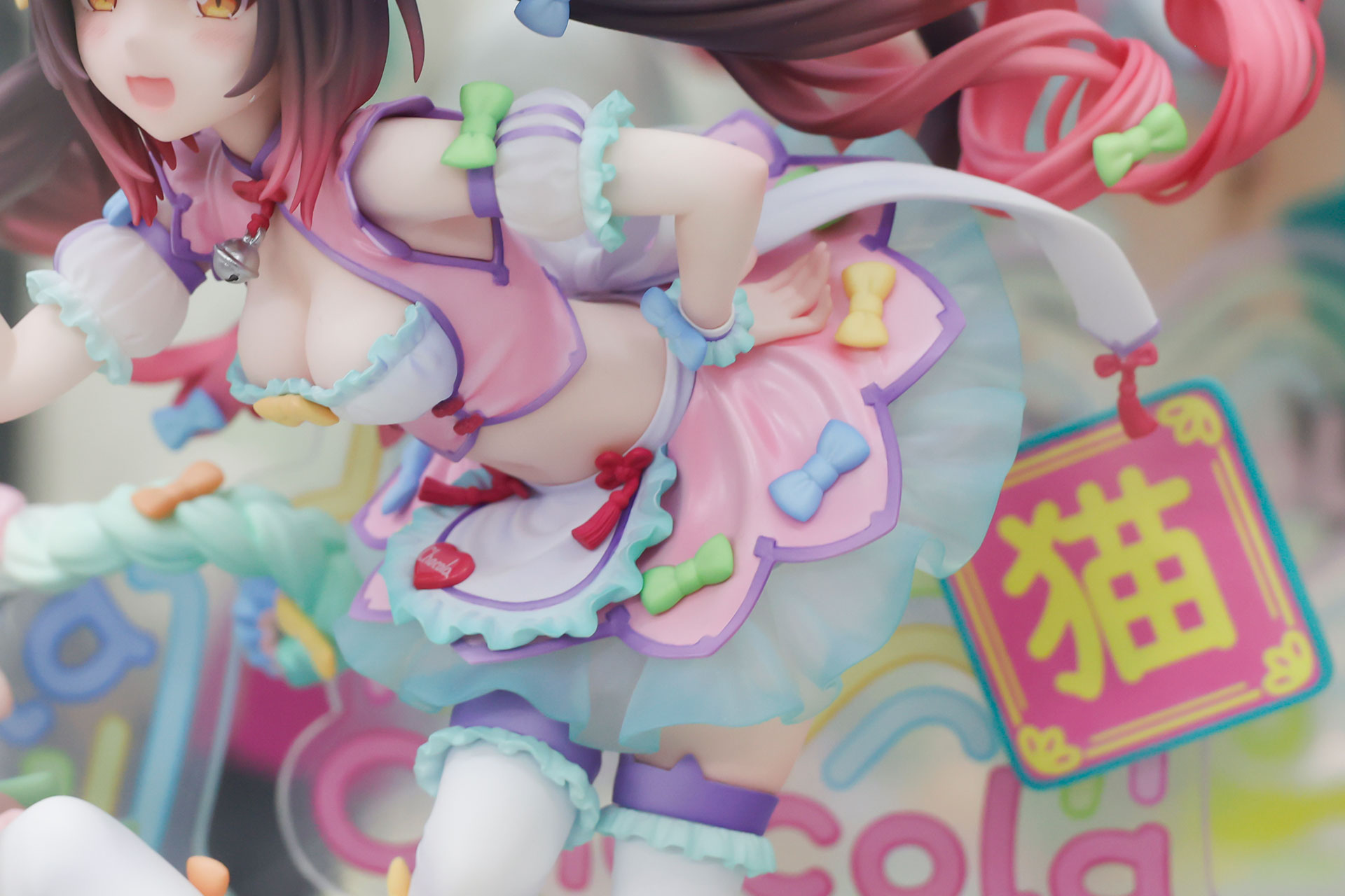 衣装もリボンが多数付けられておりカラフルだ