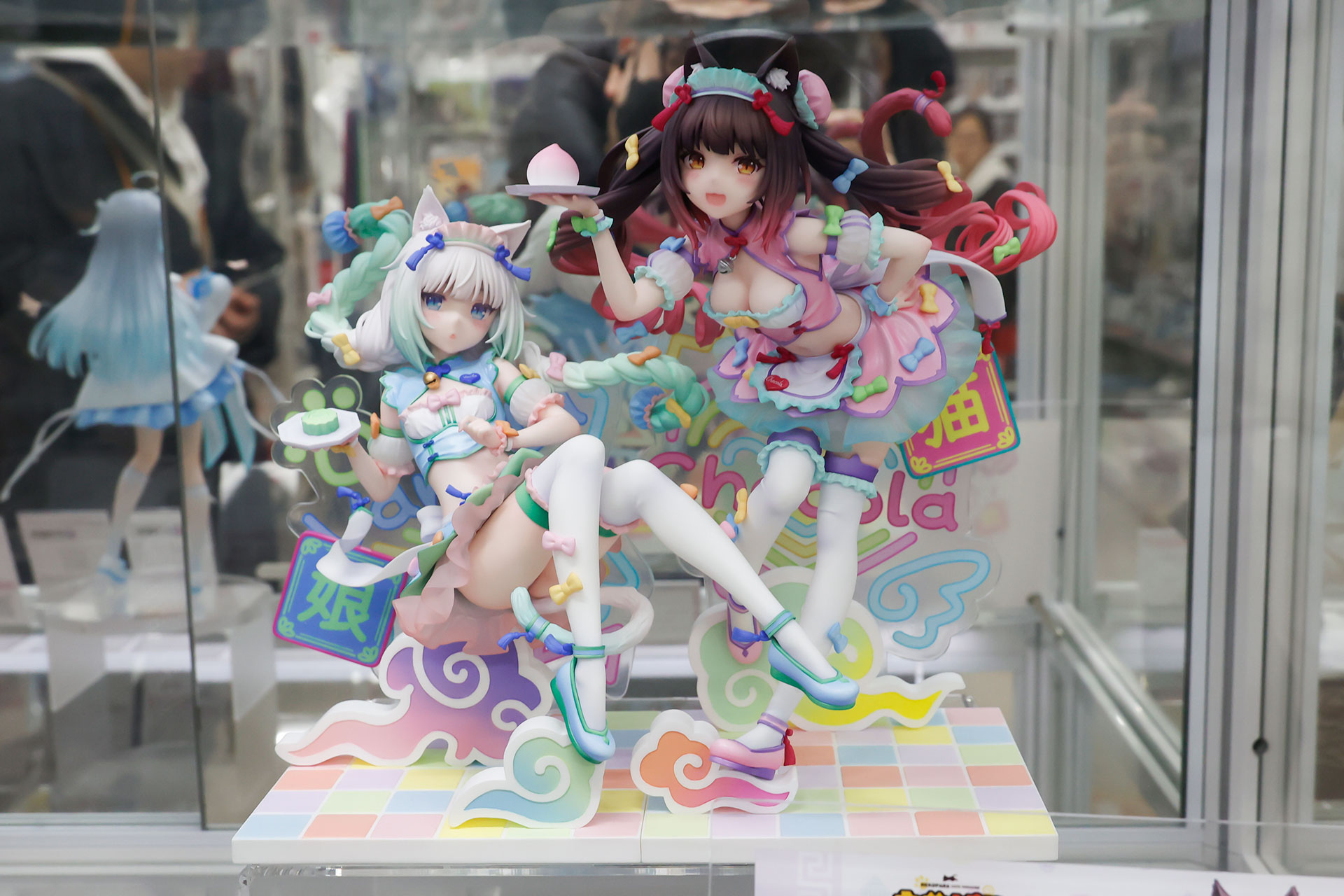 フィギュアの素材はPVCとABS。台座部分を含んだ状態で、バニラの全高は約173mm、ショコラは約200mmとなっている