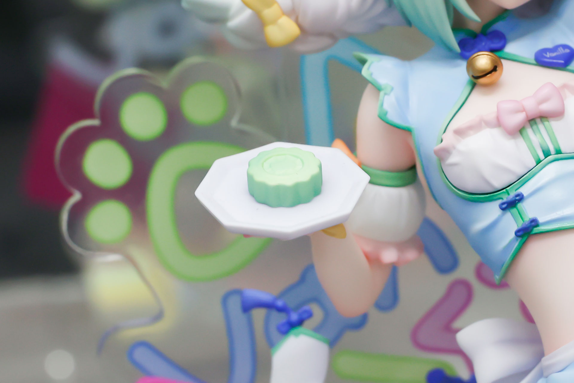 手にはスイーツが載せられたお皿を持っている