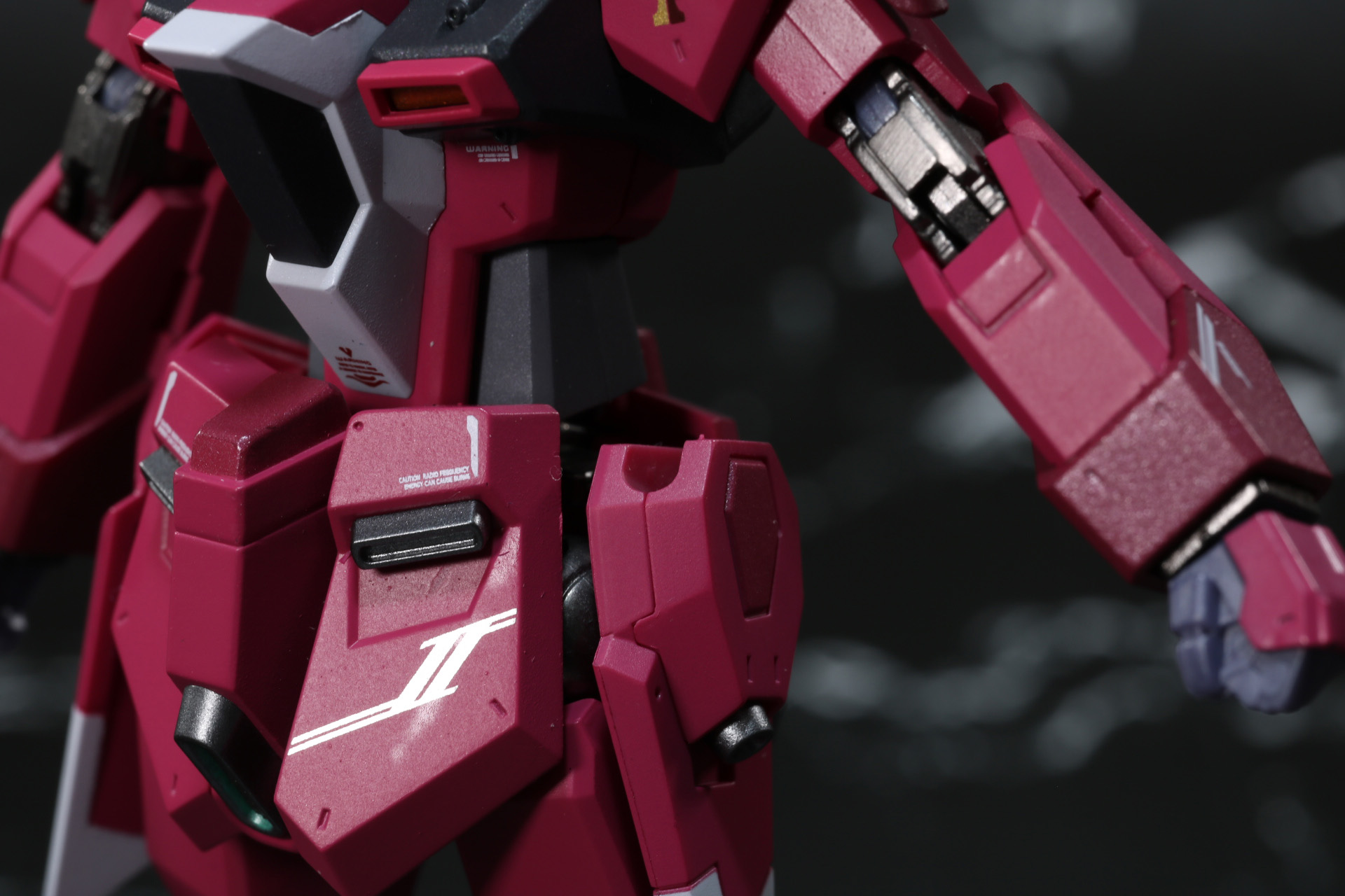 サイド・アーマーにビームサーベルの柄を装着