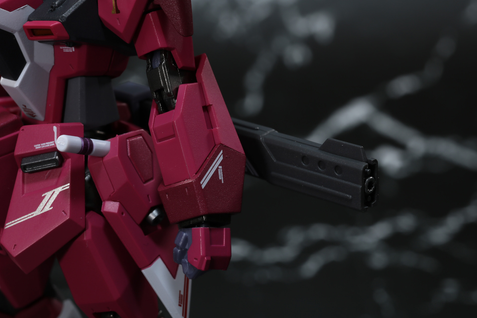 左腕部にシールドを装着。アタッチメントパーツのほか、グリップパーツを使用することで手に持たせた状態にできる