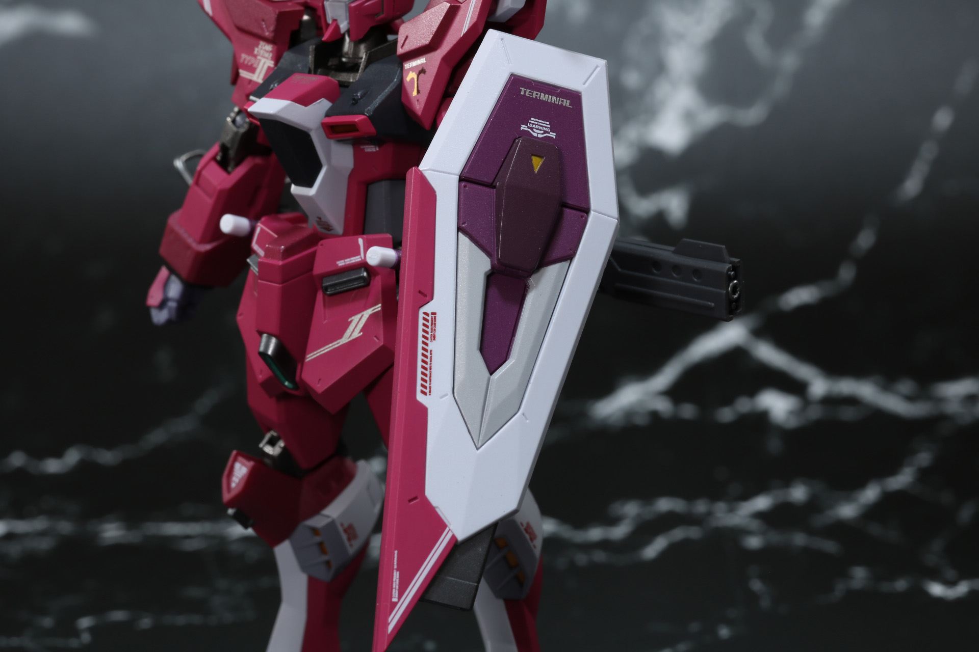 左腕部にシールドを装着。アタッチメントパーツのほか、グリップパーツを使用することで手に持たせた状態にできる