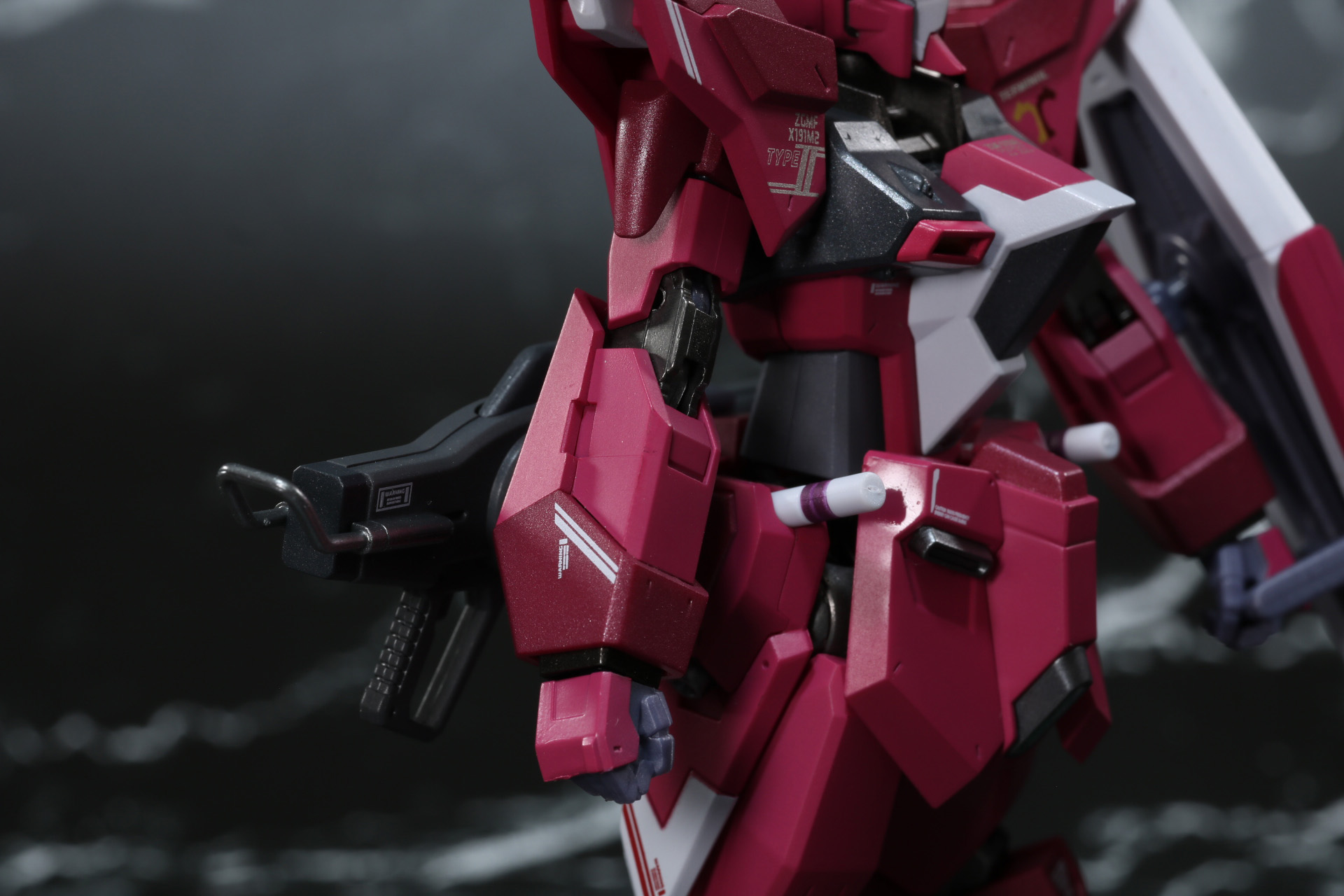 手首パーツを差し替えて高エネルギービーム・ライフル