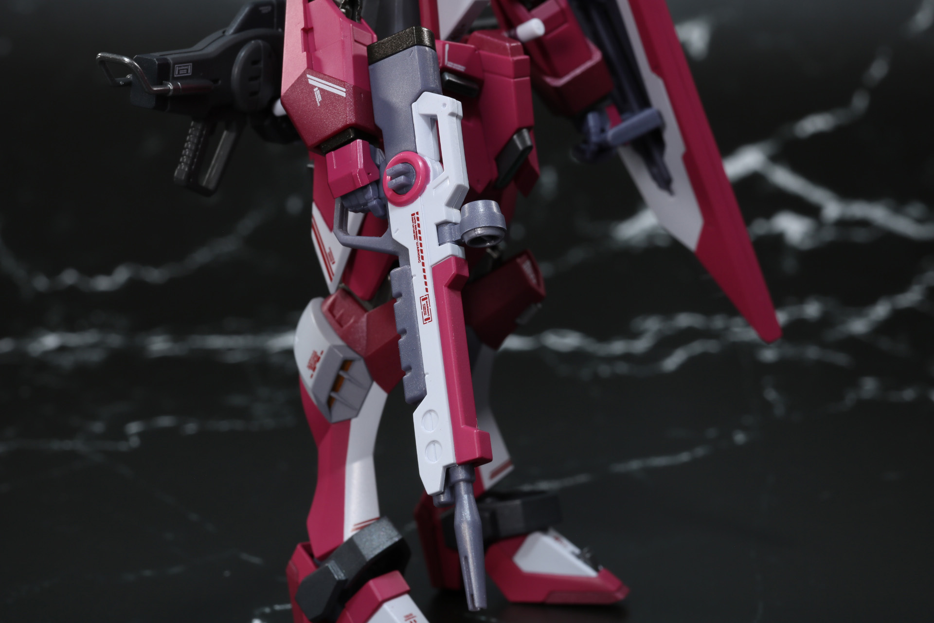 手首パーツを差し替えて高エネルギービーム・ライフル