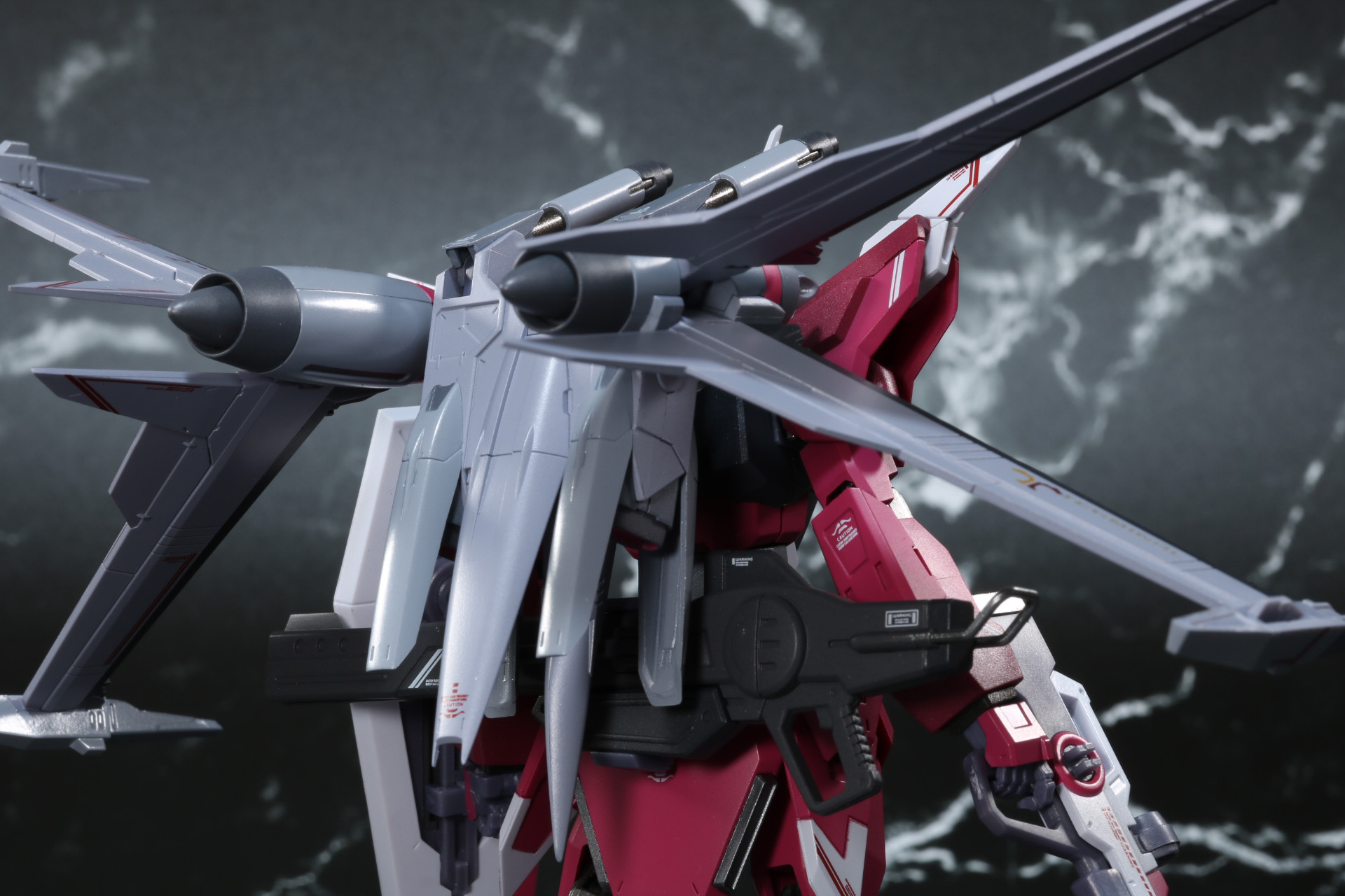 背部にバックパックを装着