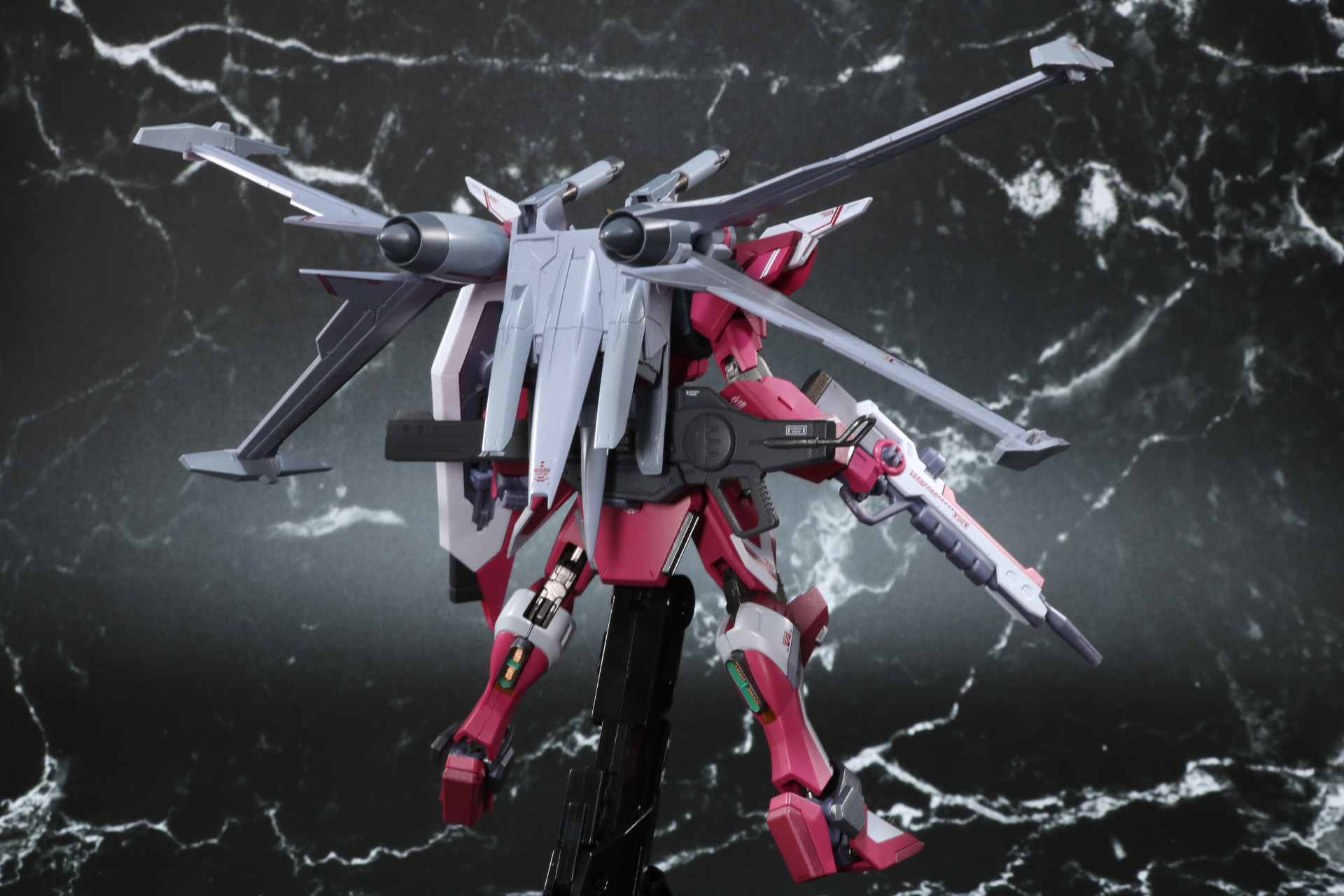 バックパックによって後ろ姿もボリュームがある