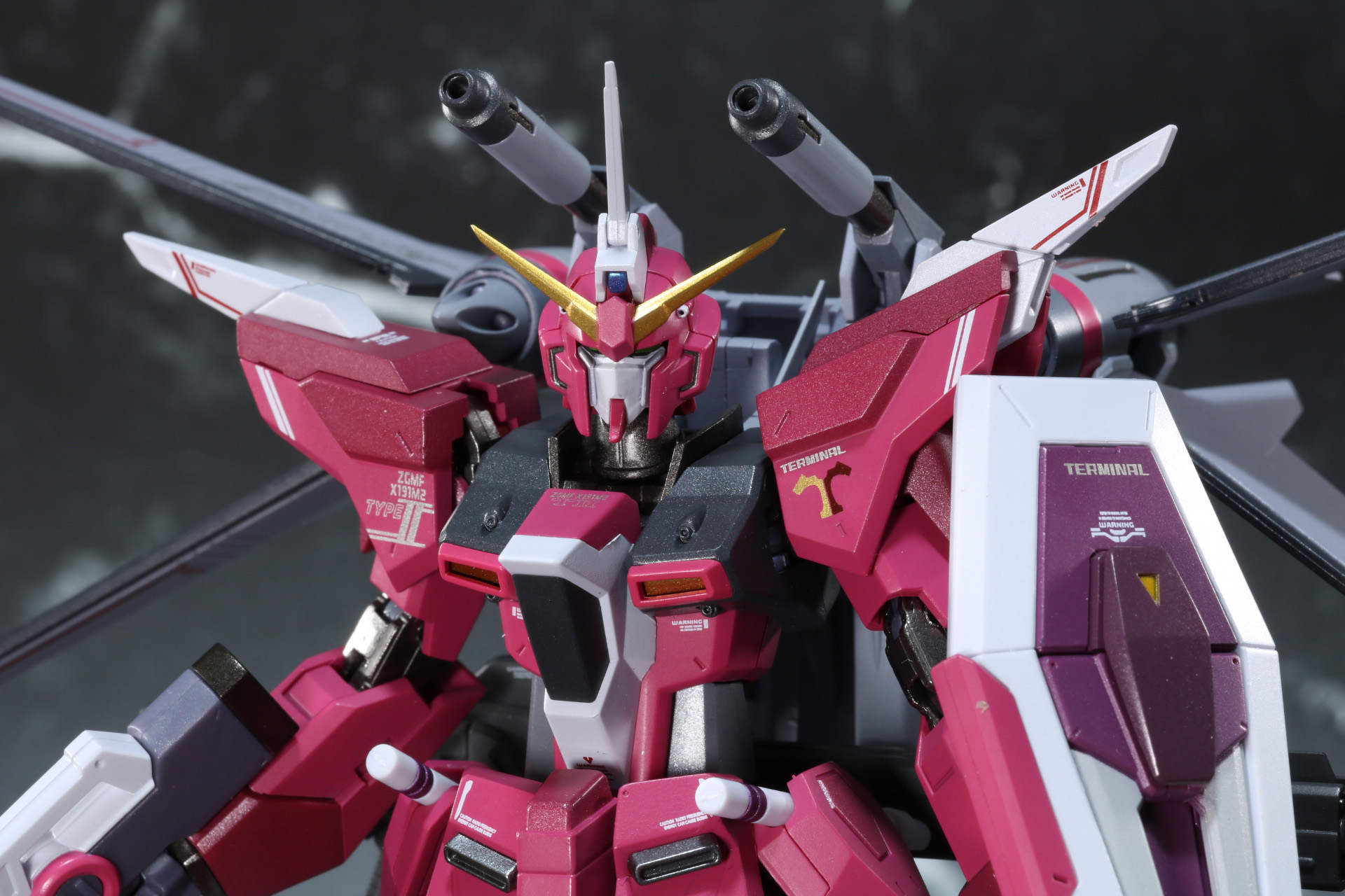 シャープなデザインや張り出した肩部でマッシブな印象