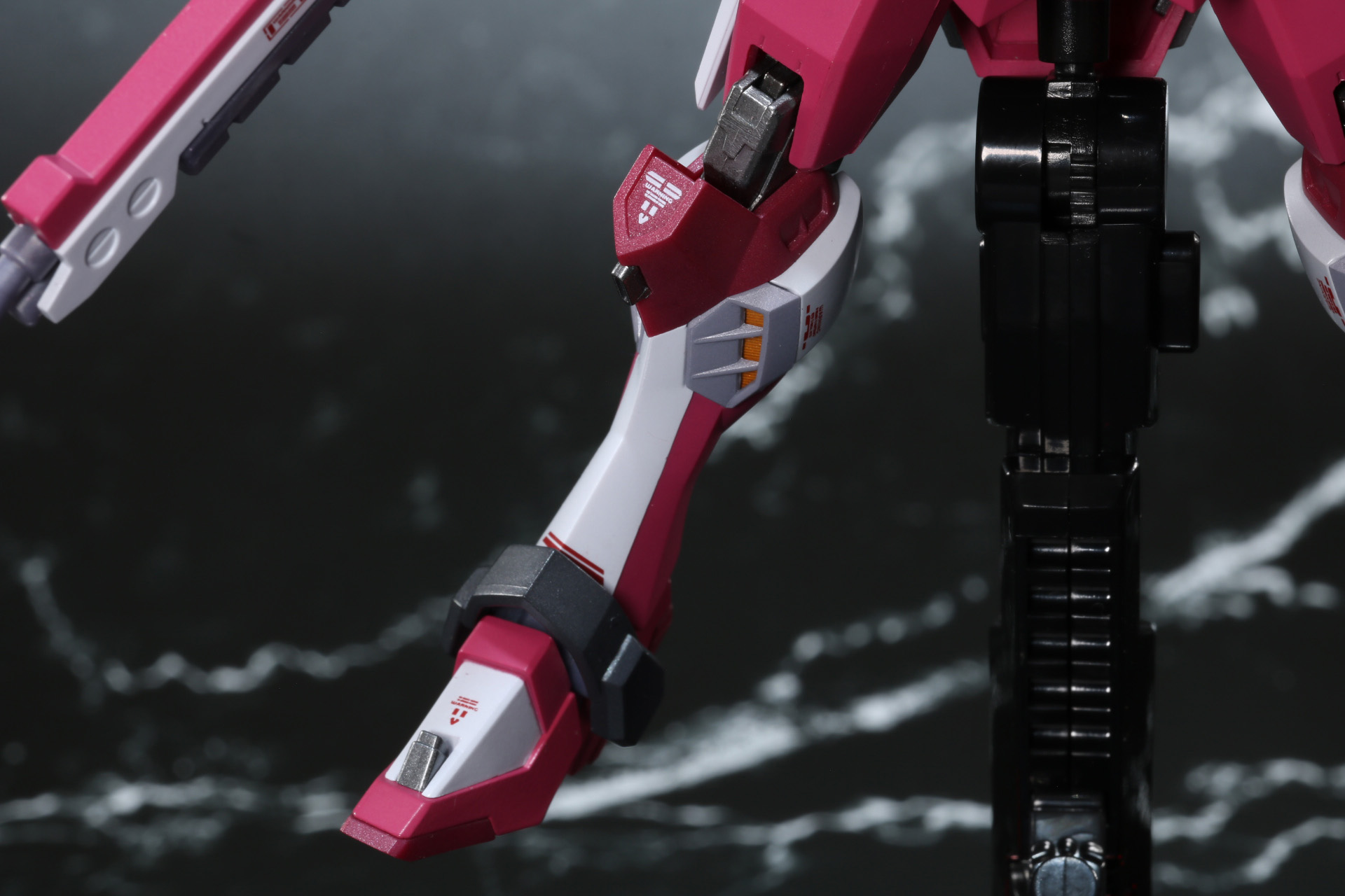 脚部のふくらはぎにくびれがあり、引き締まった造形となっている