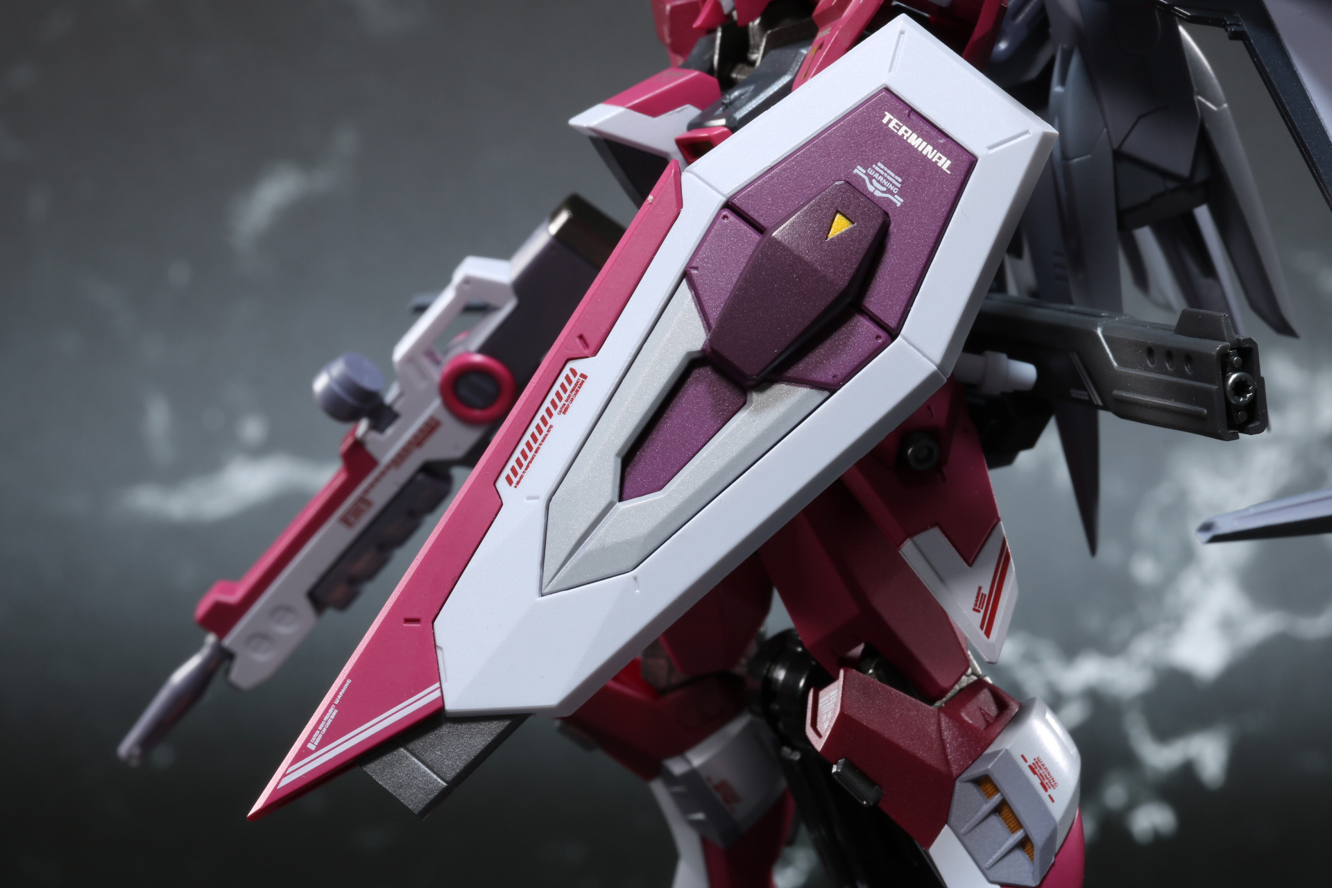 武装を仕込んだシールドは大きめで迫力あるシルエット