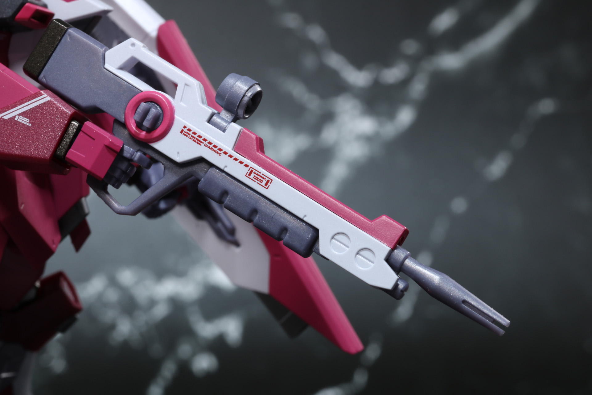 高エネルギービームライフル。色分けやマーキングも施されている