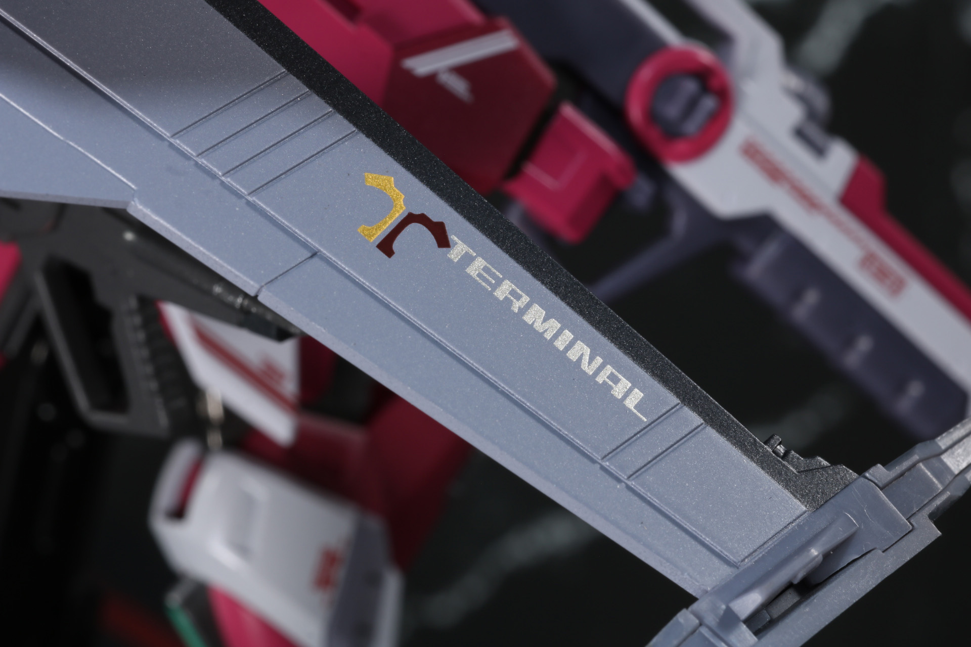 バックパックの翼には「ターミナル」のロゴ