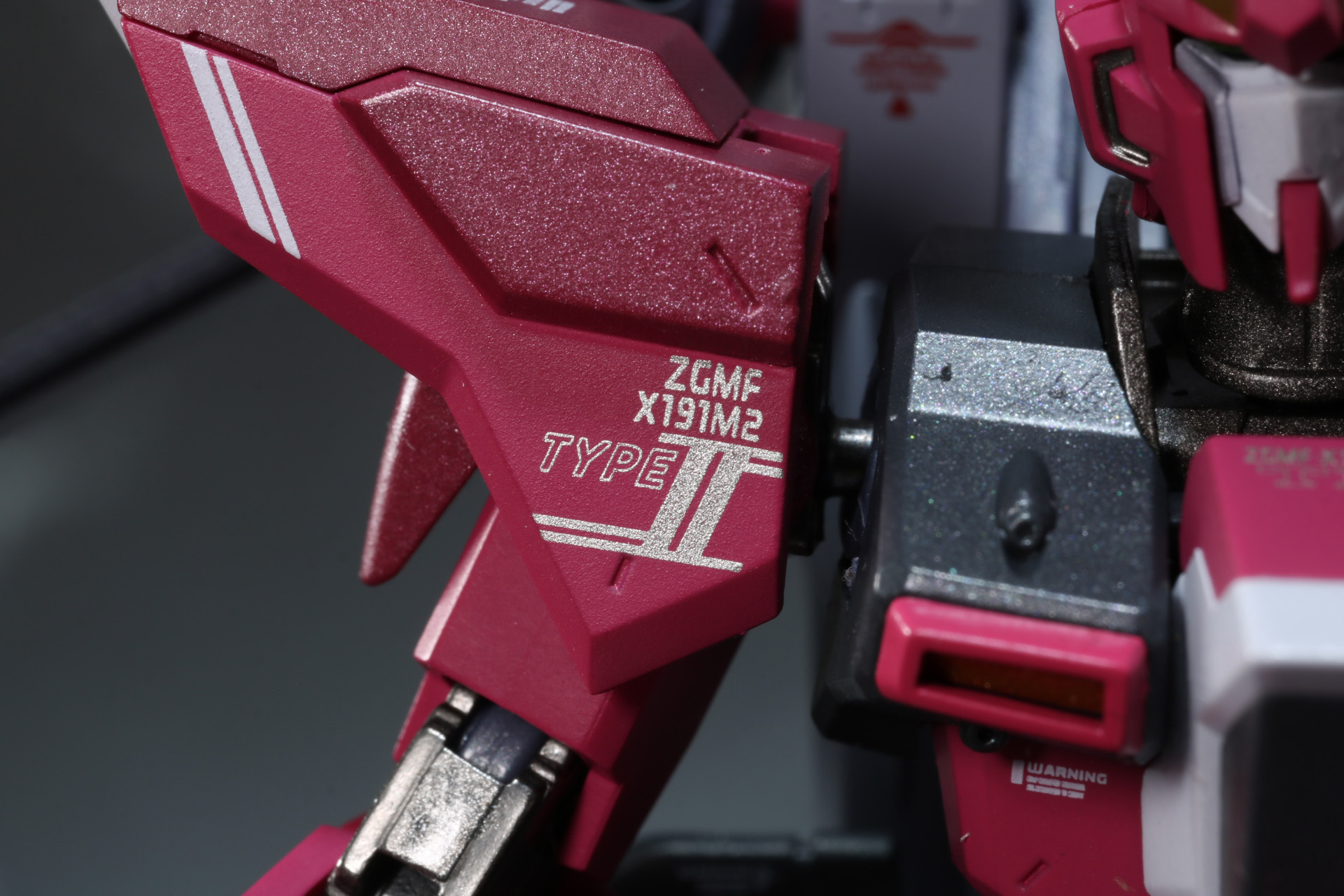 肩部には「インフィニットジャスティスガンダム弐式」の型式番号