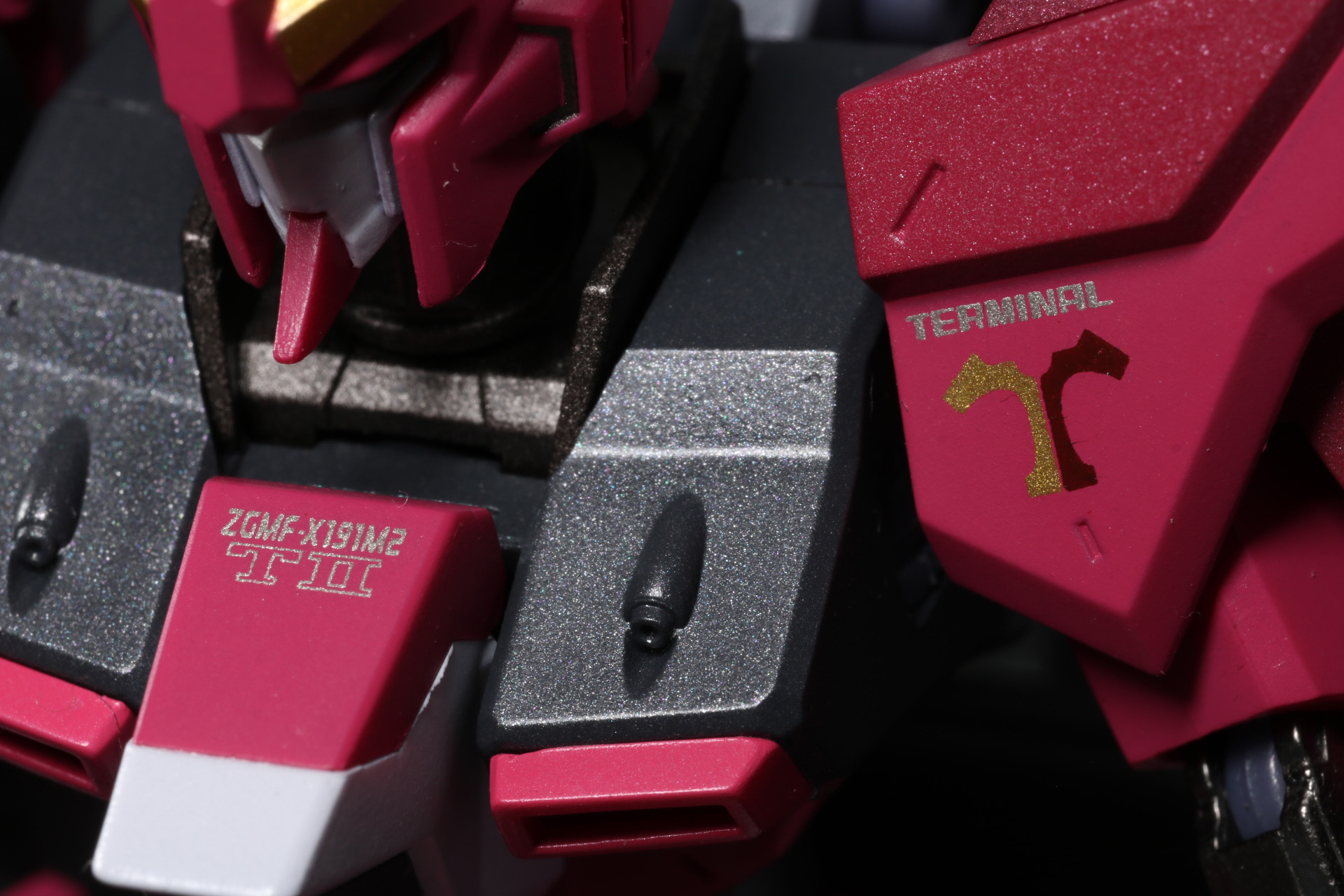 脚部のふくらはぎにくびれがあり、引き締まった造形となっている