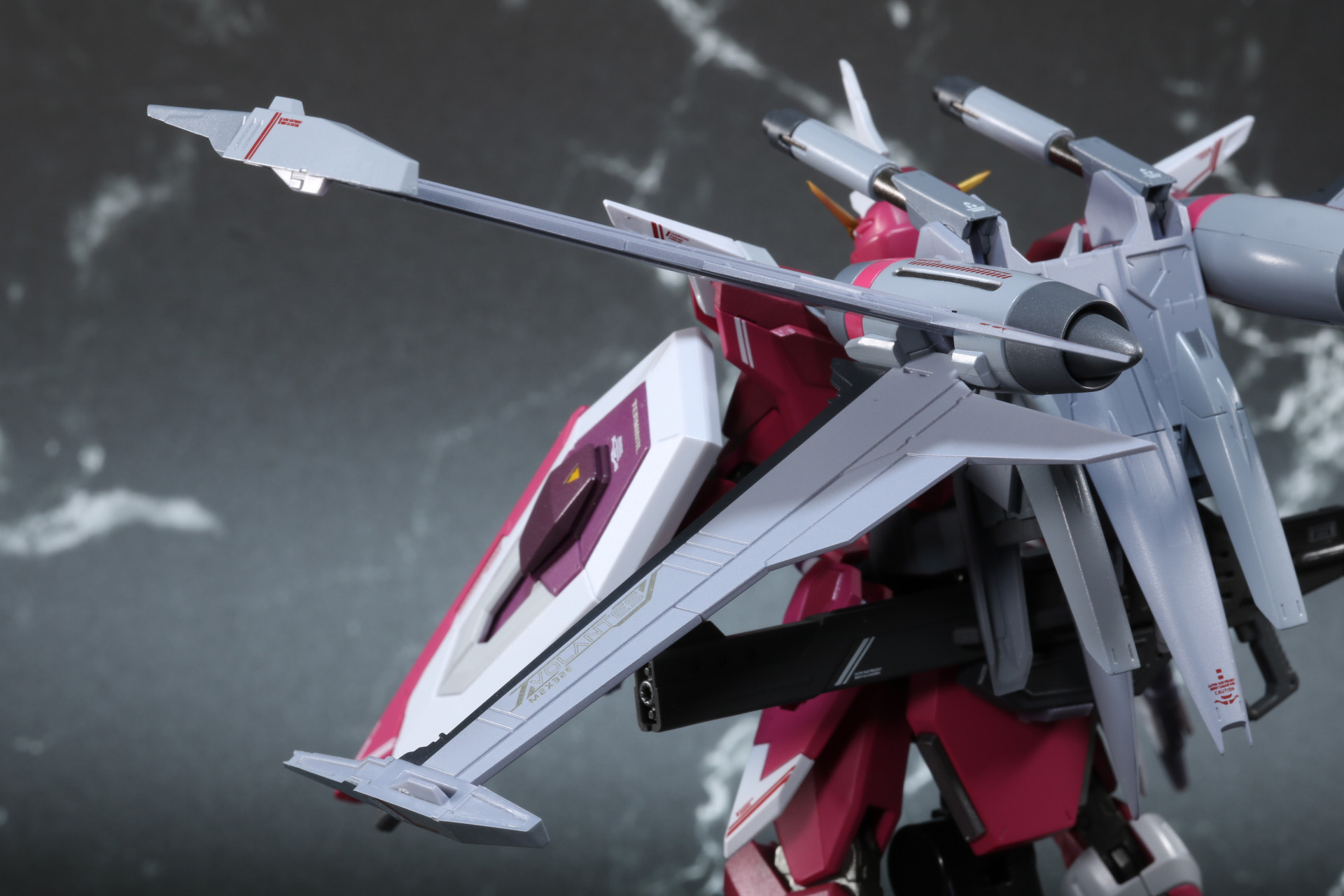 主翼は折りたたみ、展開が可能。「ガンモード」、「スラッシャーモード」が再現できる