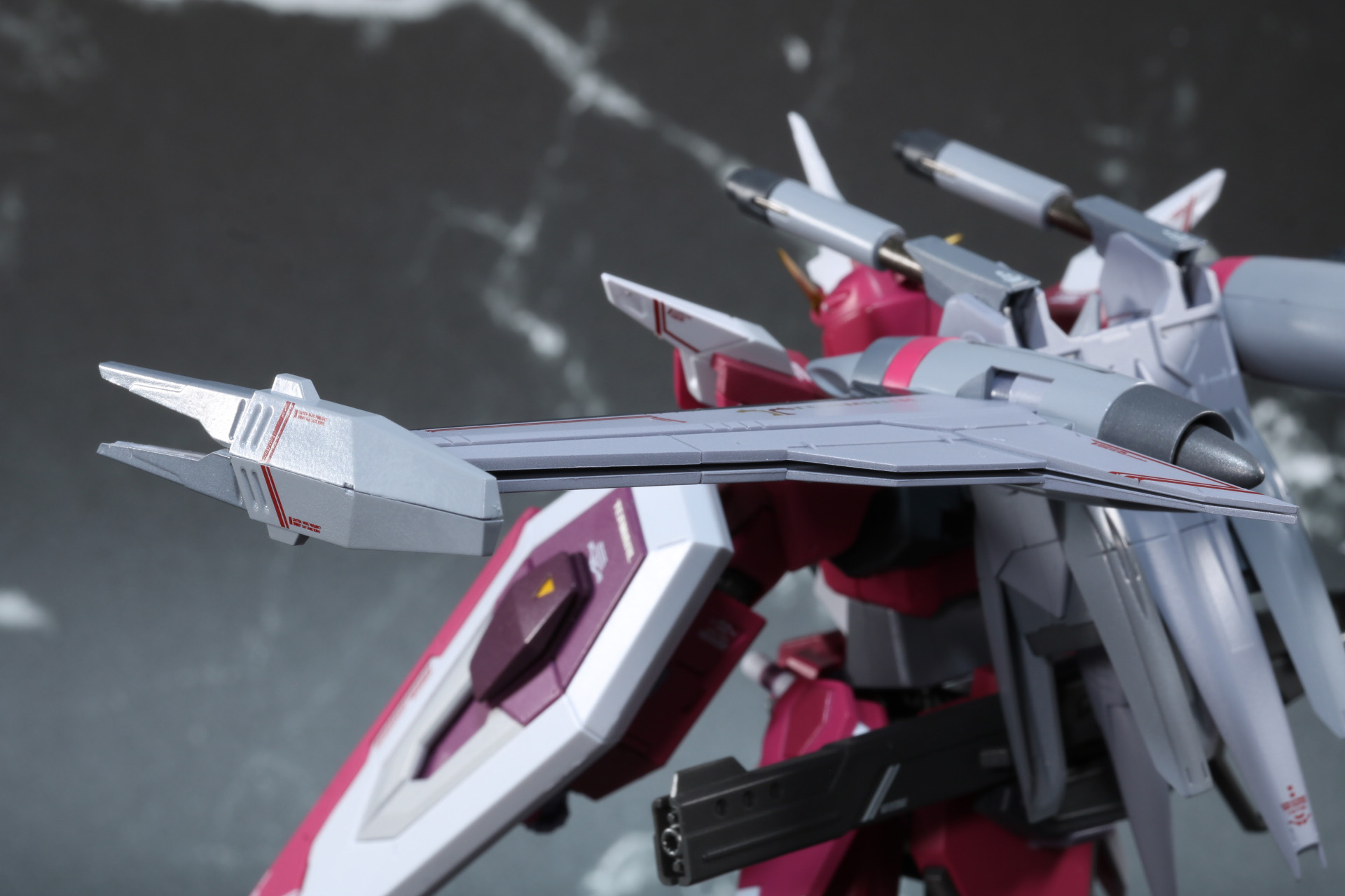 主翼は折りたたみ、展開が可能。「ガンモード」、「スラッシャーモード」が再現できる