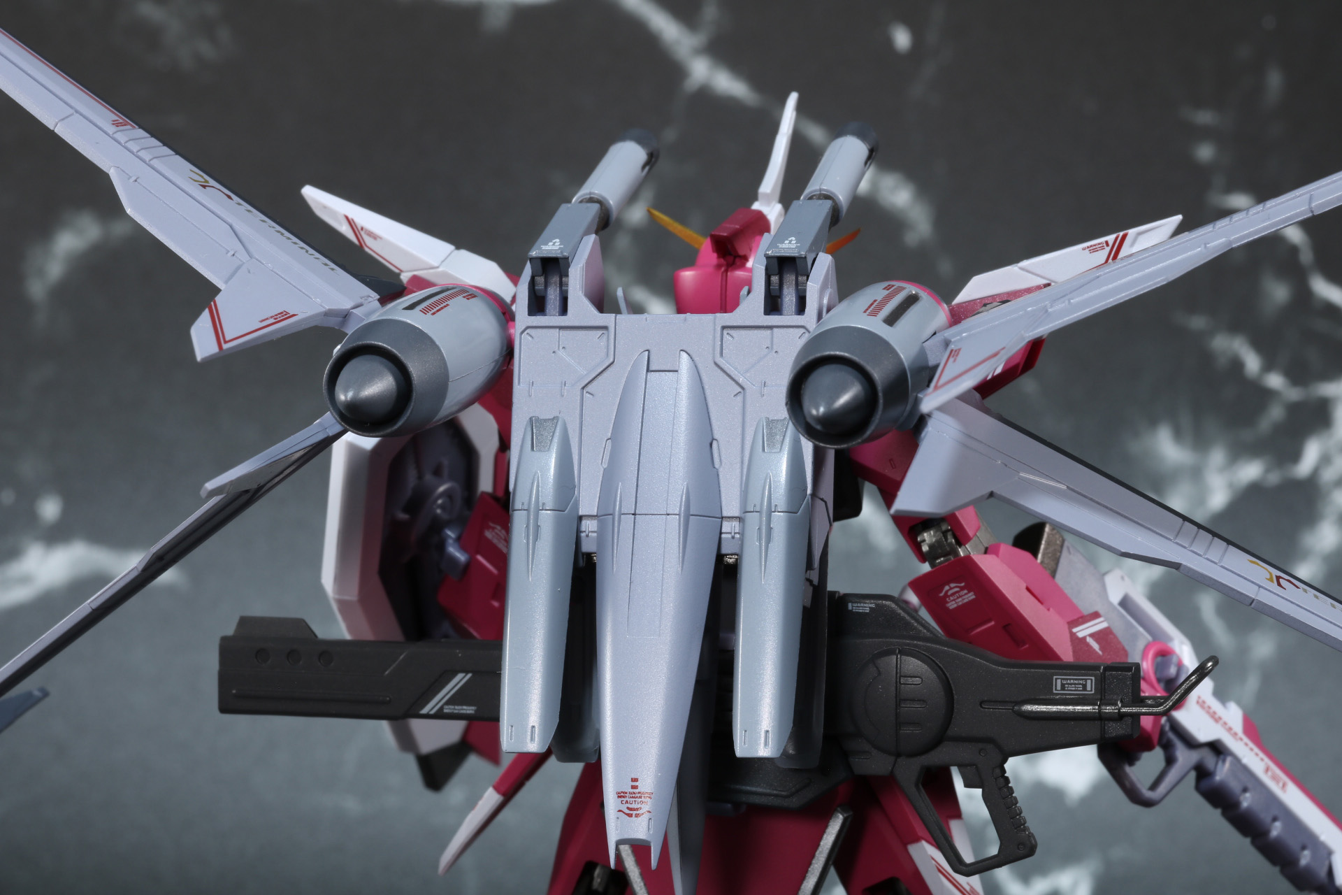 主翼の基部となるパーツは軸可動が仕込まれている