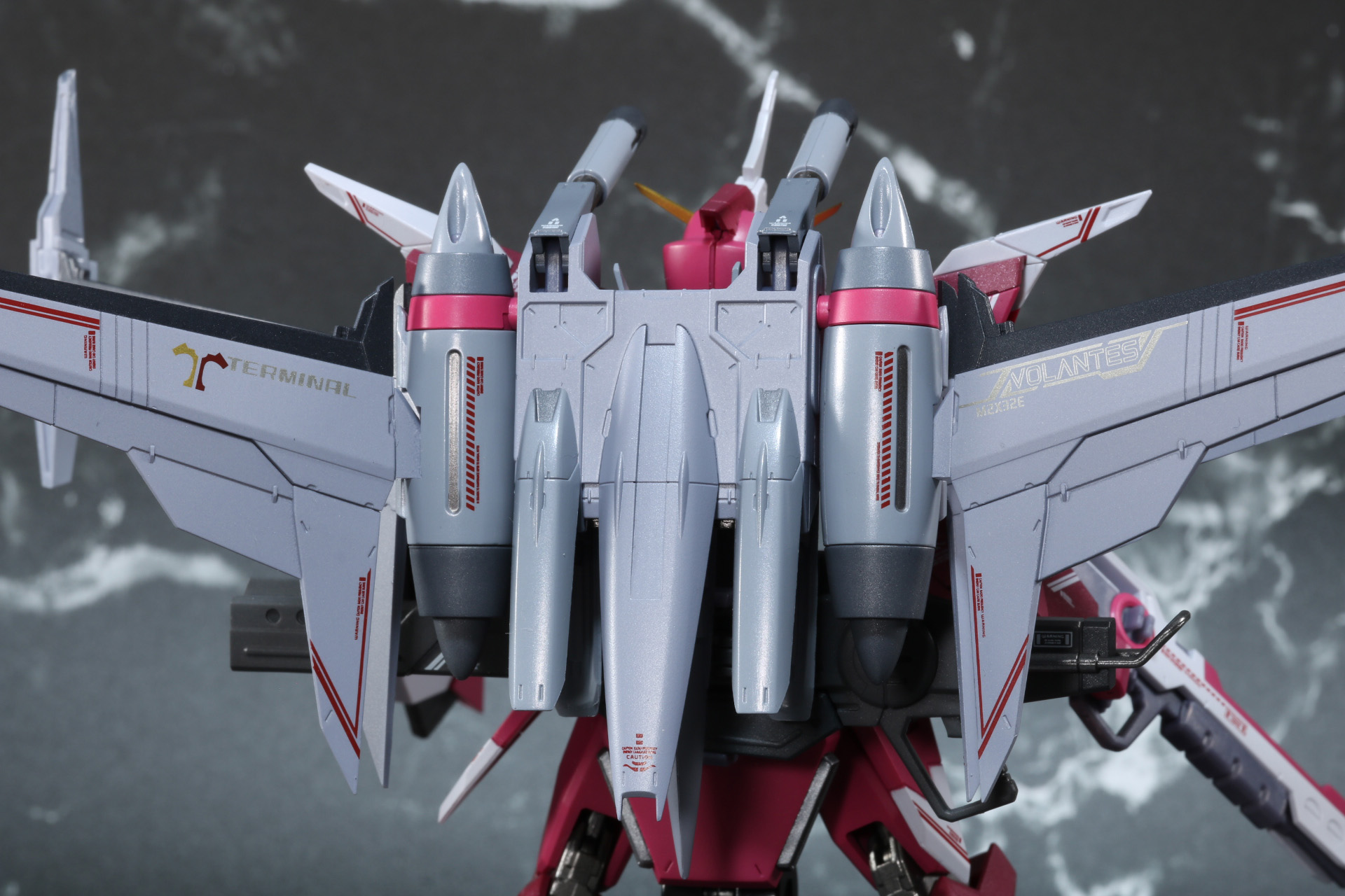 主翼の基部となるパーツは軸可動が仕込まれている