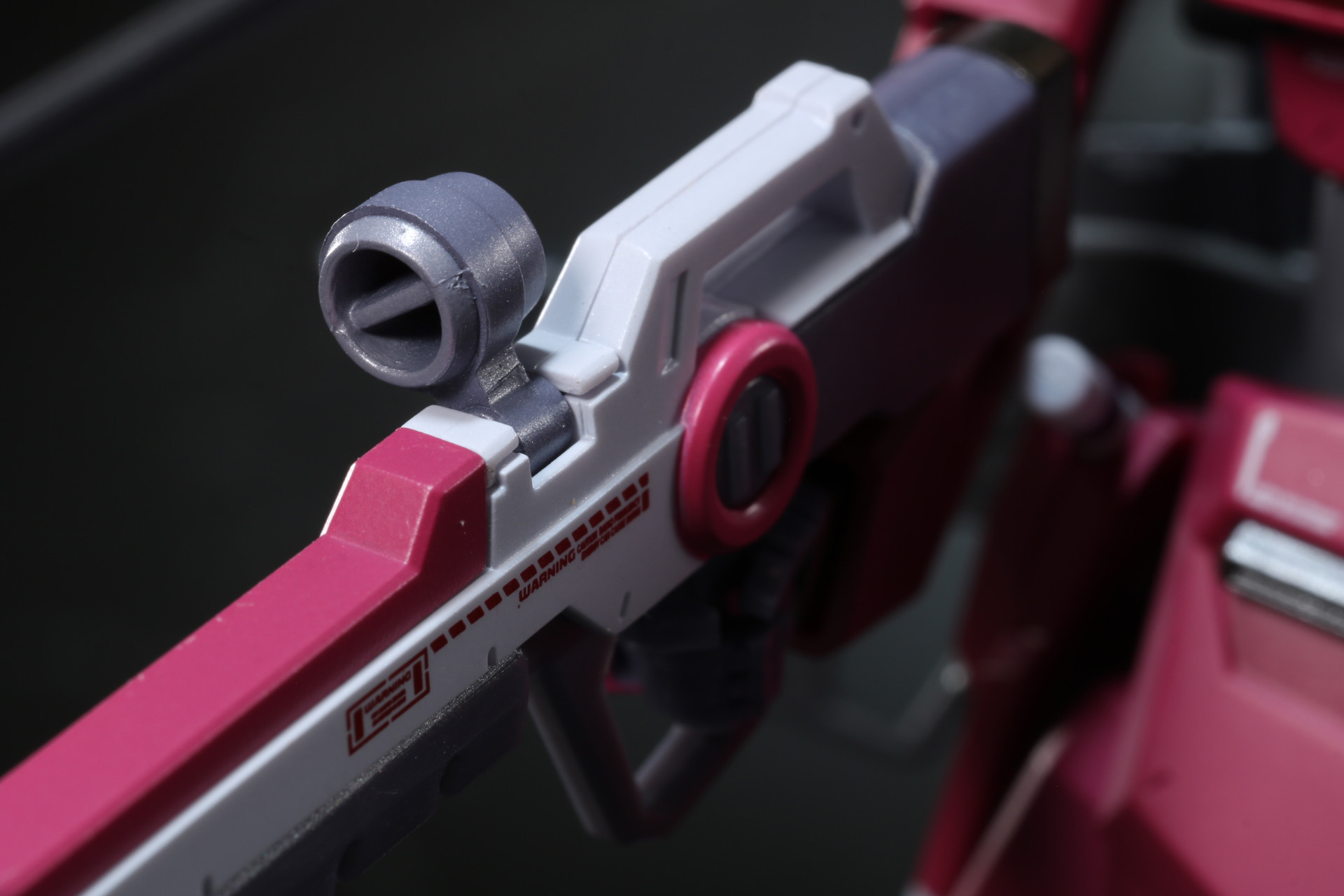 高エネルギービームライフルのスコープは位置の調整が可能