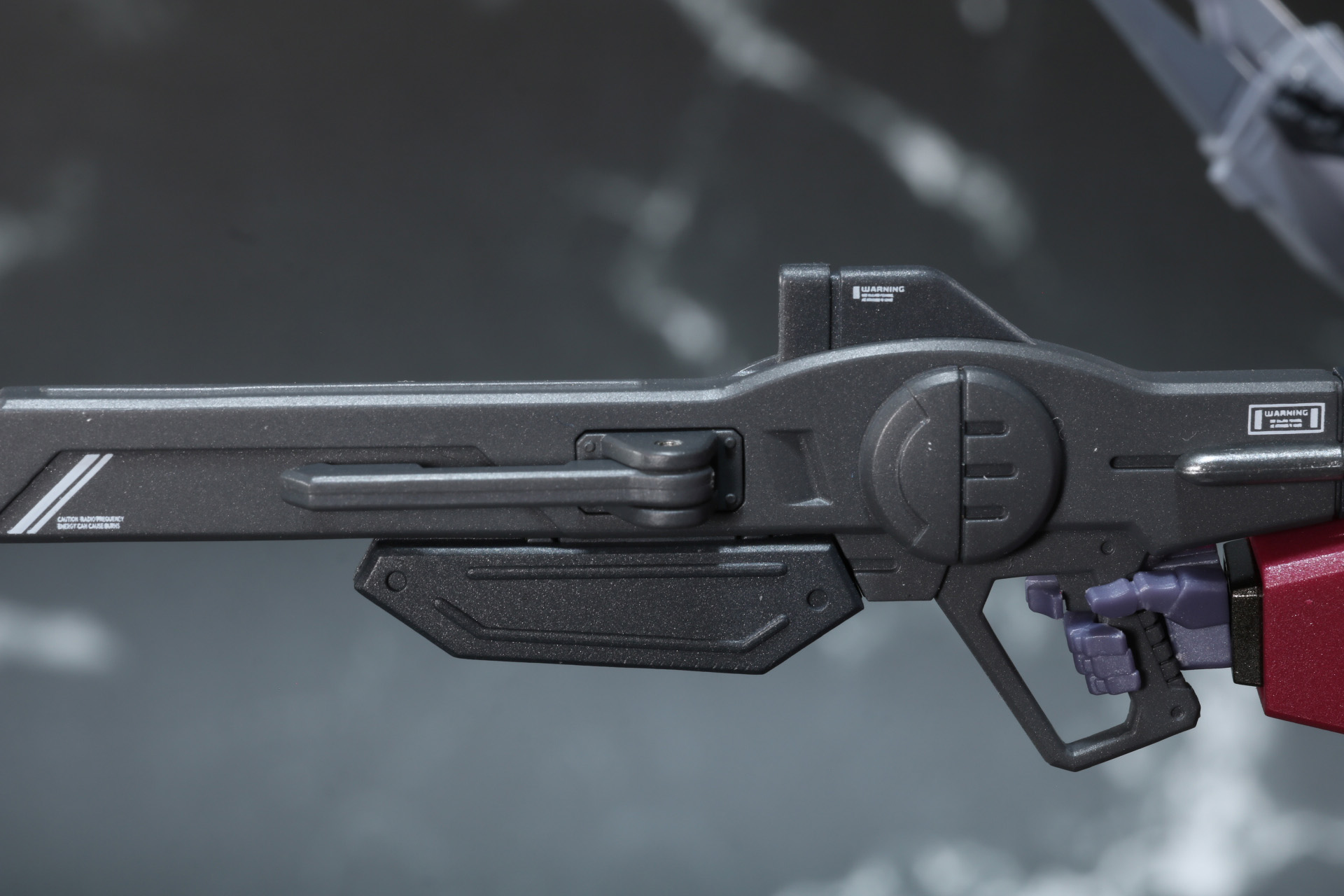 レールガンは銃身下部の弾倉を取り外し可能