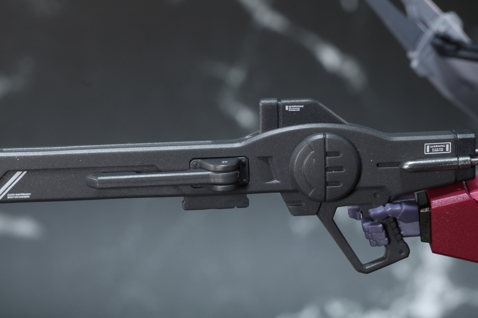 レールガンは銃身下部の弾倉を取り外し可能