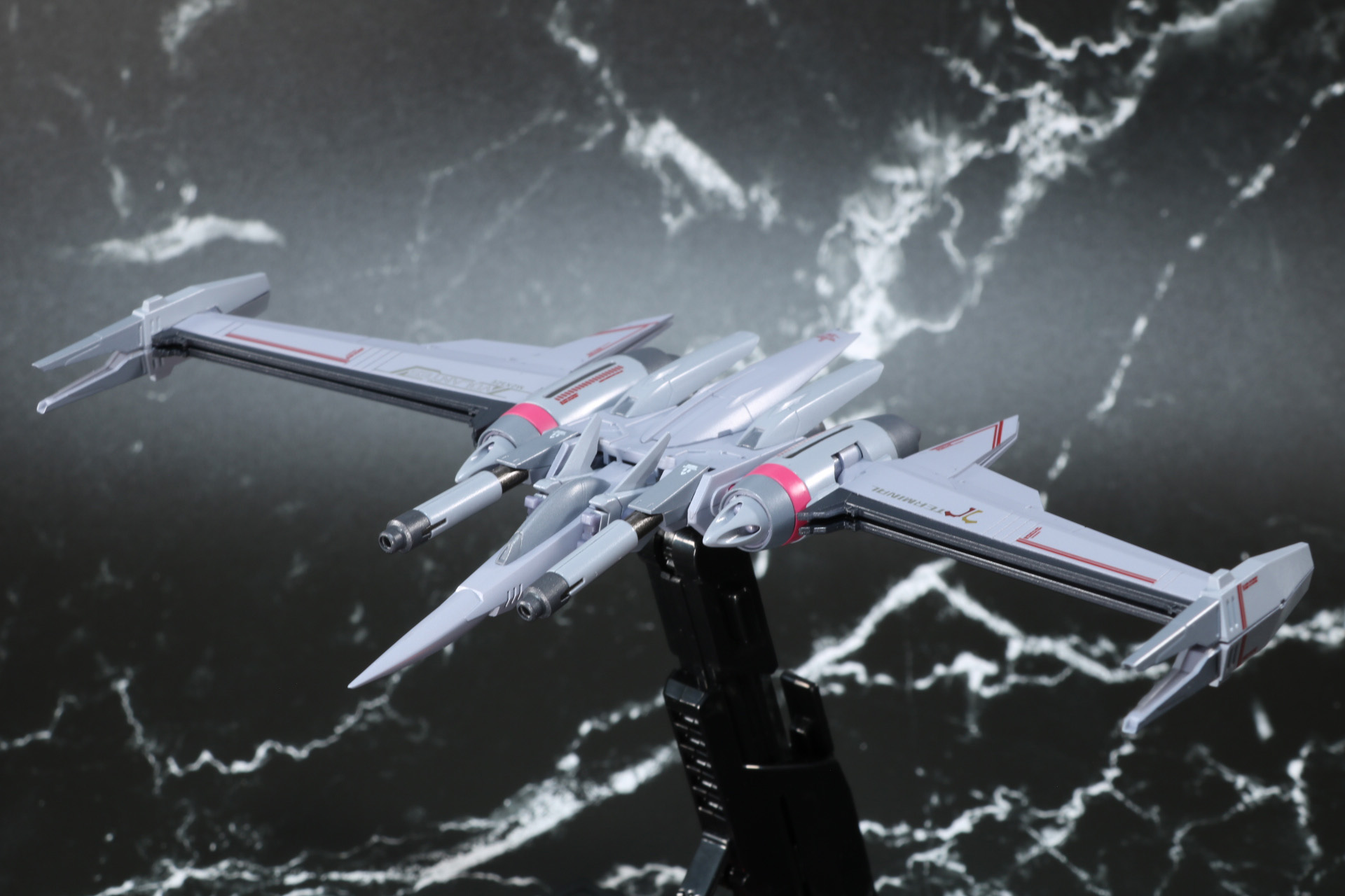 SFの戦闘機のようなシルエットの「M2X32E フォランテス」飛行形態