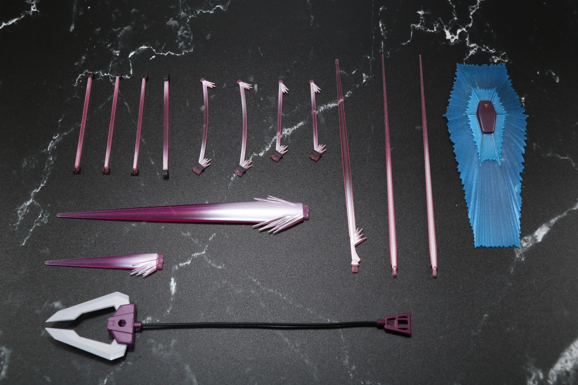 各種ビームエフェクト（頭部ビームエフェクトパーツ、ウイング用ビームエフェクトパーツ×4、脚部ビームエフェクト左右各2種、ビームサーベル刃×2、シールドビーム刃2種、ビームシールドエフェクトパーツ）、グラップルスティンガー