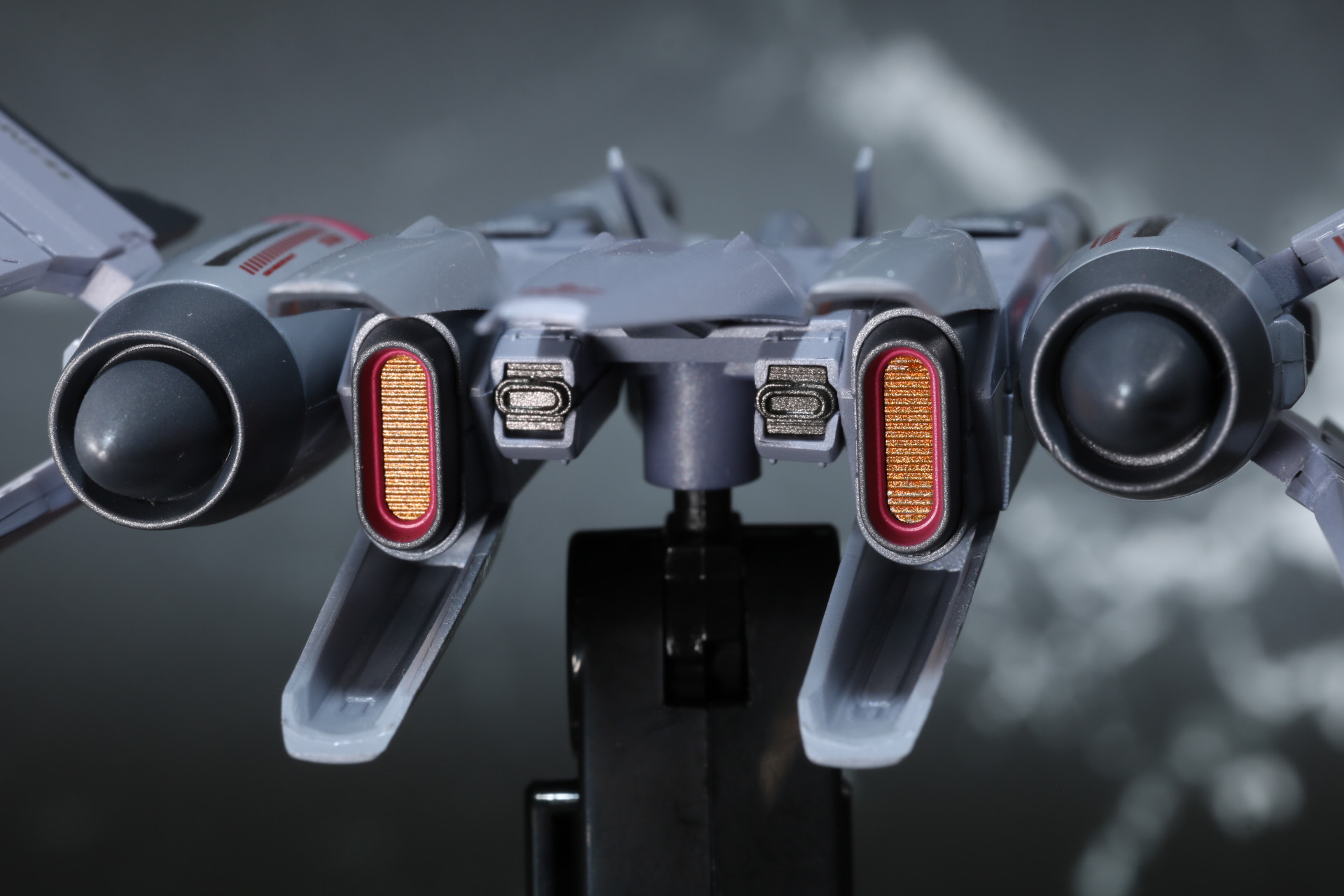 スラスター部分はメタリック塗装が施されている