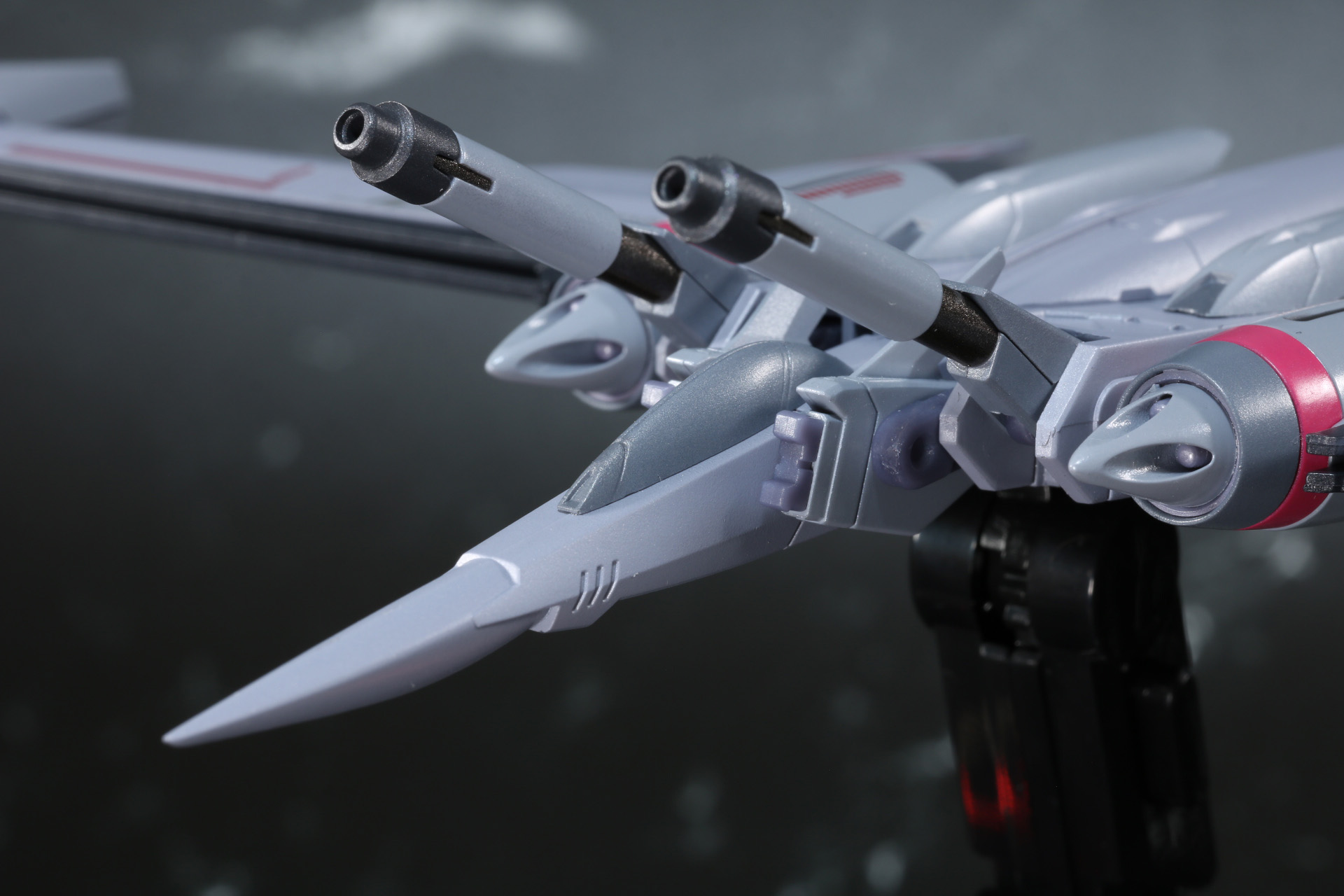 シャープな機首