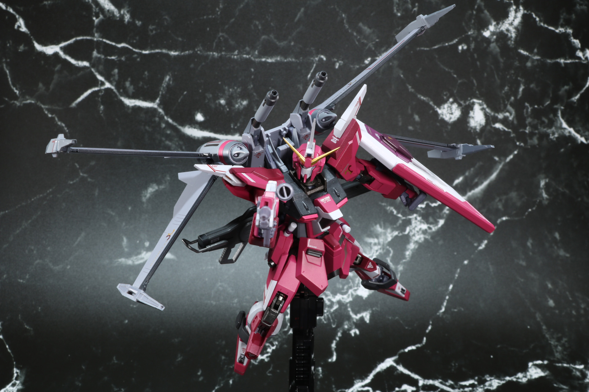 高エネルギーライフルを構える