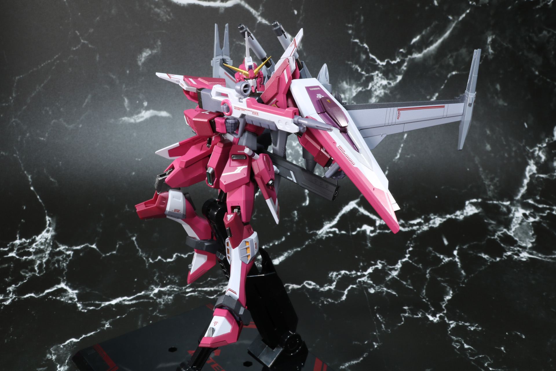 高速飛行をイメージしたポーズ