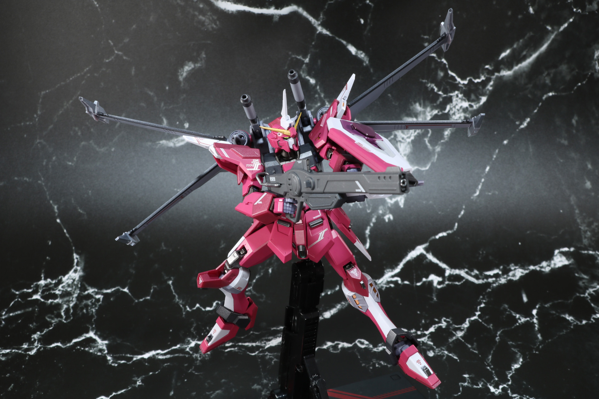 両手持ちで構えることも可能