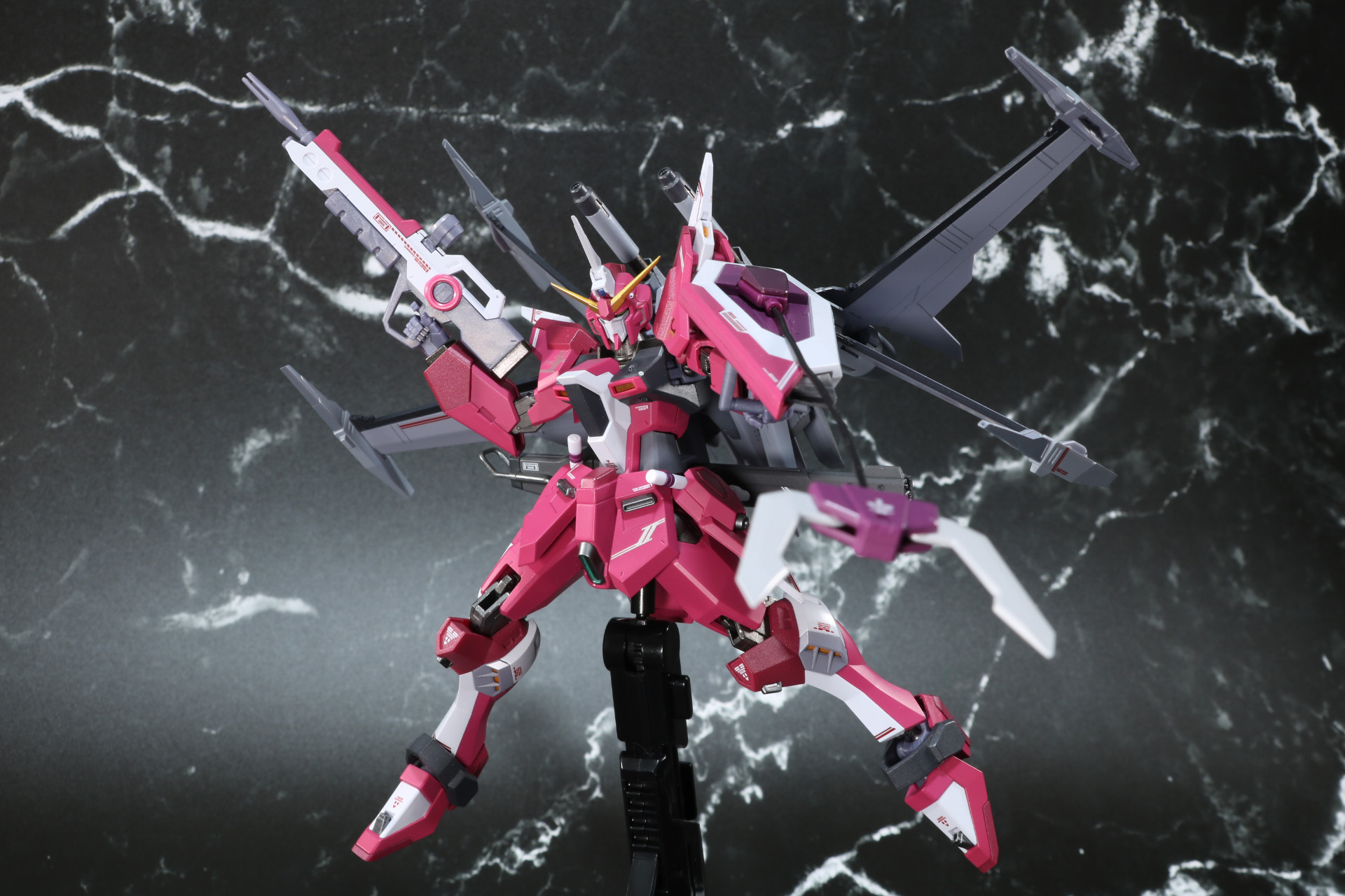 パーツ差し替えでグラップルスティンガーの射出アクションを表現できる