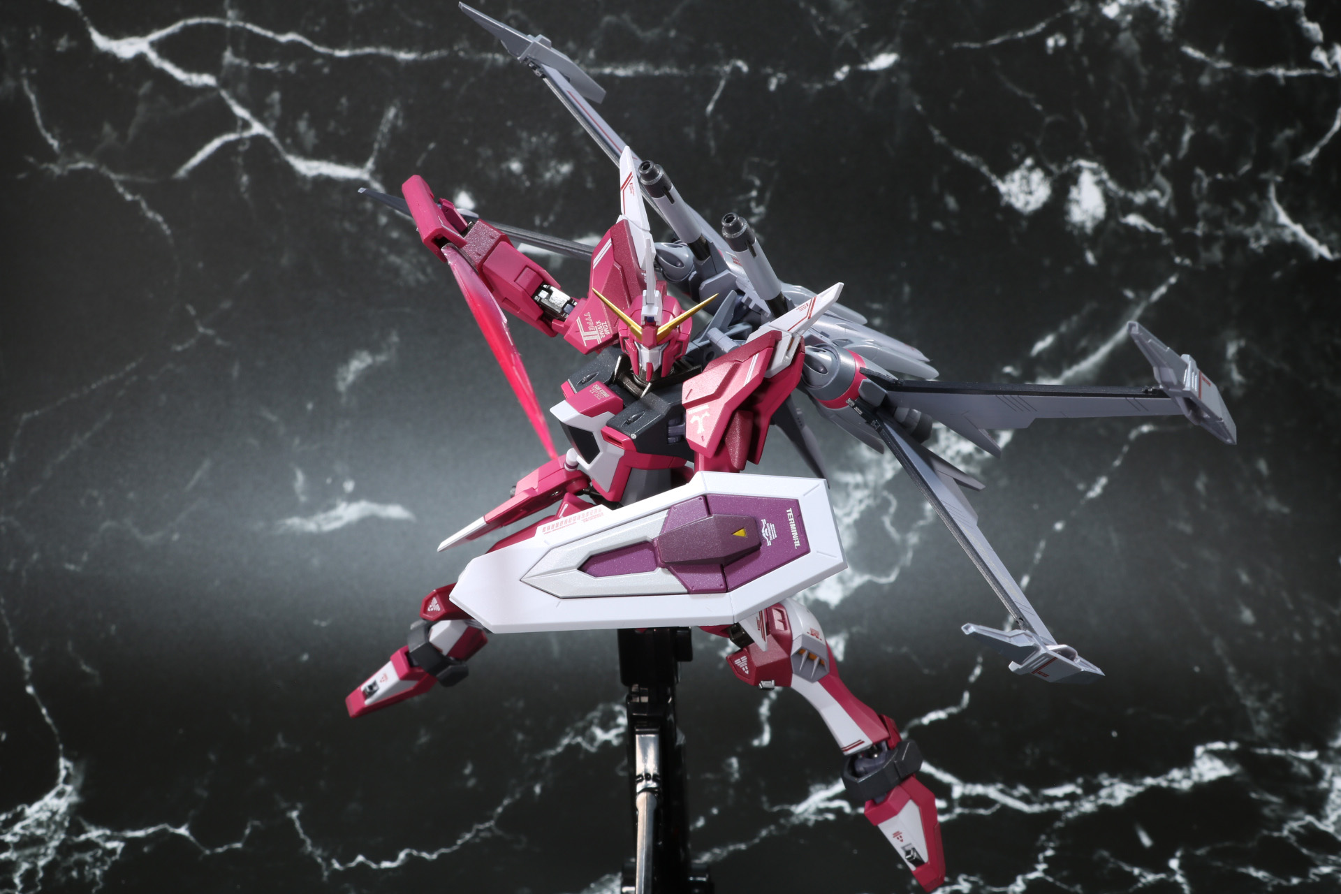 ビームブーメランをシールドから取り外して、ビームサーベルとして運用もできる