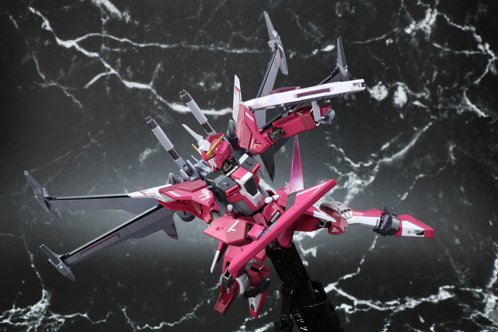 本体の可動と合わせて、ビームブーメランの投擲アクションも表現できる