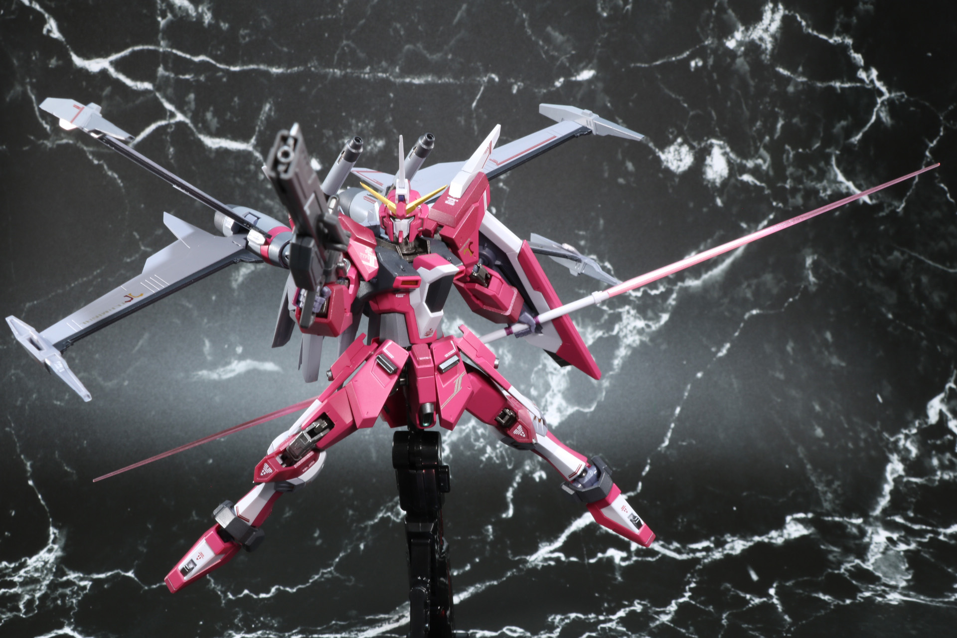 連結状態のビームサーベルとレールガンを構える