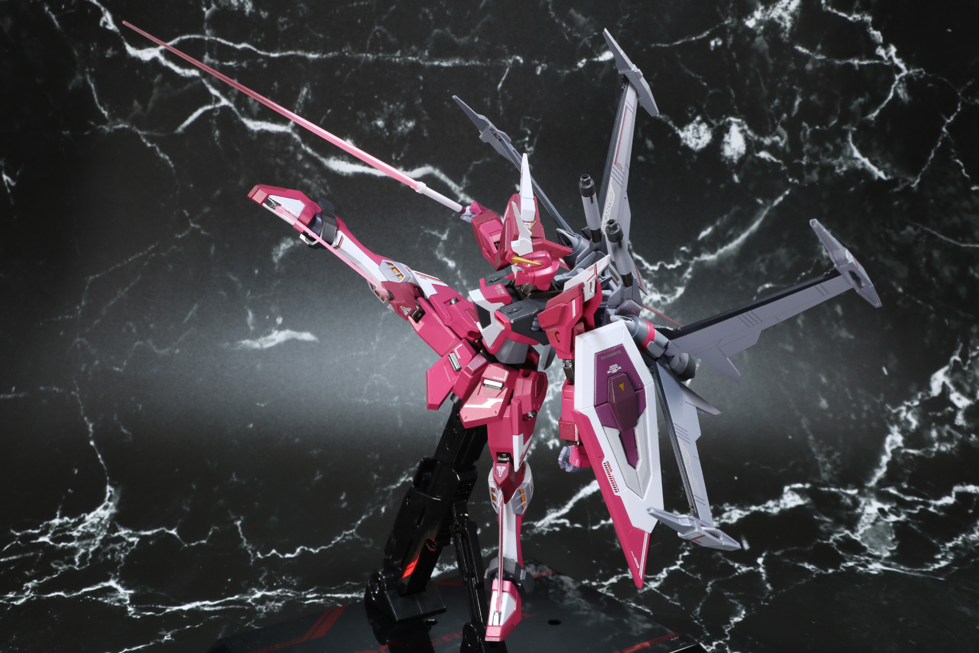 大きく足を上げて、脚部のビーム重斬脚で斬りかかる