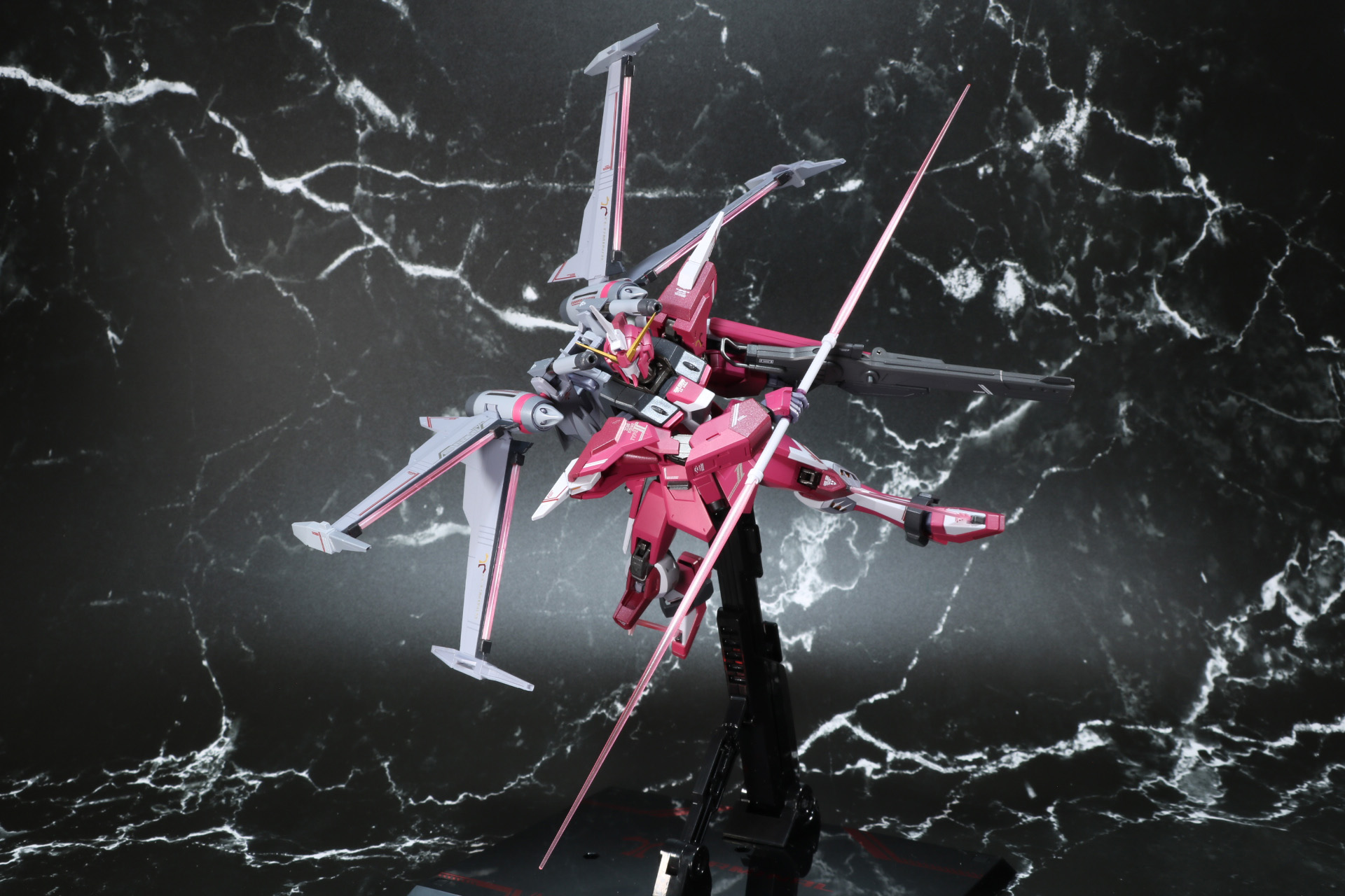 ビームライザーを展開し、多角的な斬撃を可能に