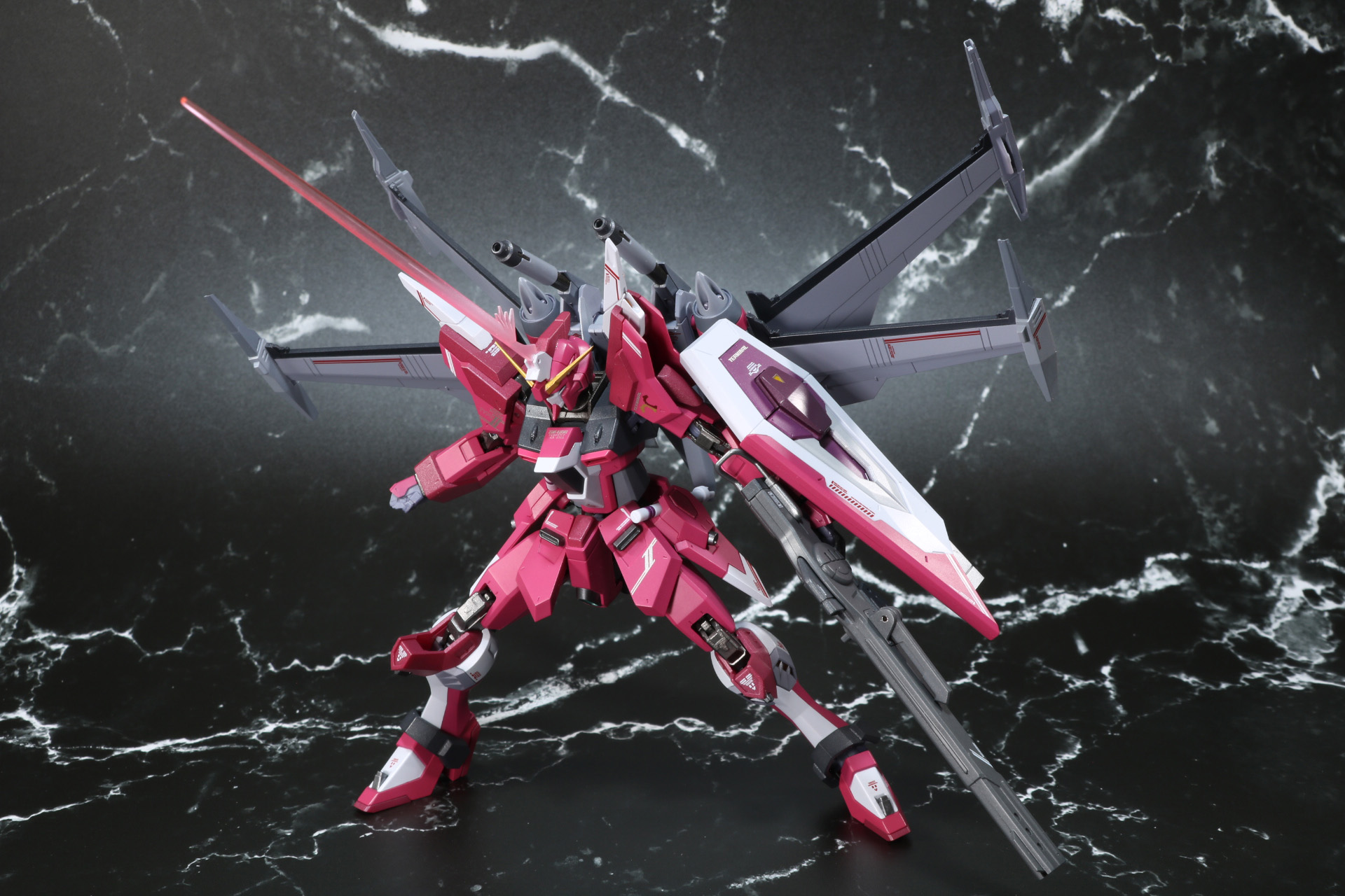 奥の手ともいえるビームホーン。大きめのエフェクトパーツで劇中に近い印象