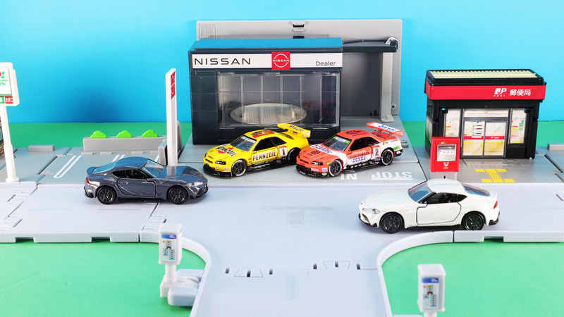 GR スープラ（手前左：通常仕様、手前右：発売記念仕様）ペンズオイル・ニスモ GT-R（奥左）ARTA ゼクセル スカイライン（奥右）