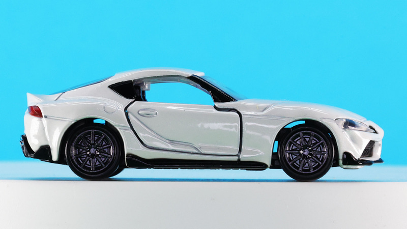 サイドウインドウの形状などにトヨタ2000GTの意匠も受け継いでいます