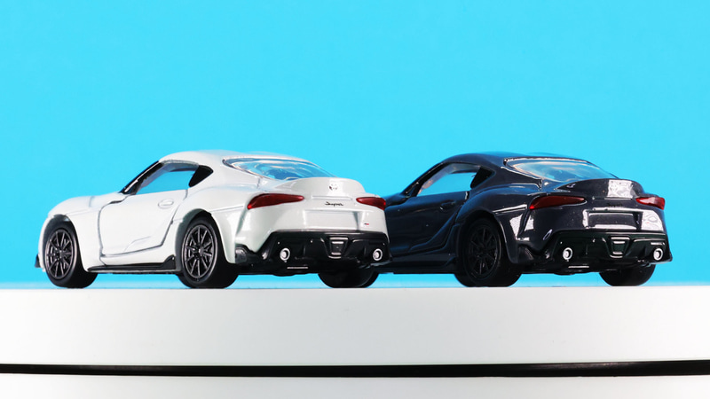 リアのダックテール形状の特徴をよくとらえています