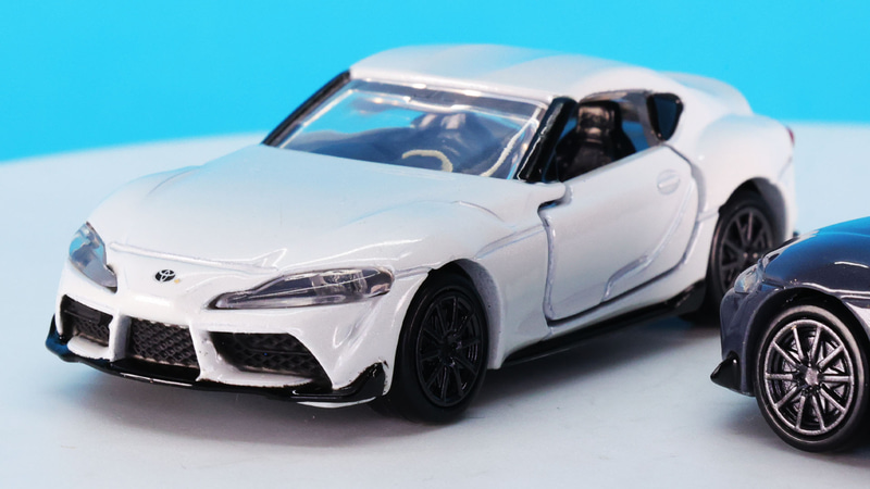 ヘッドライトはクリアーパーツを採用しています