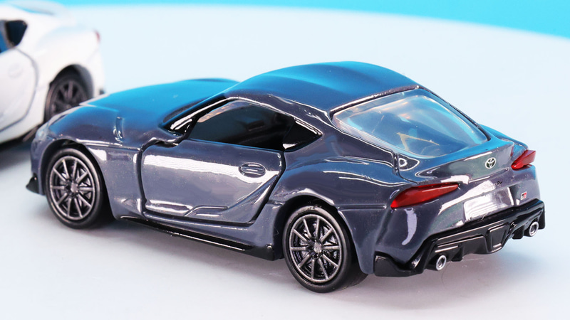 リアのコンビランプは塗装で表現されます