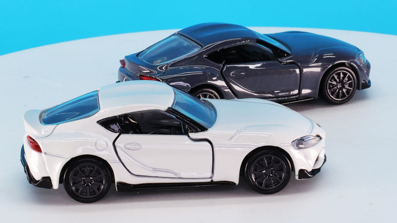 思わず目を引くリアウインドウの形状はトミカプレミアムでその特徴を再現しています