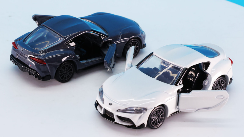 左右ドア開閉のアクションを搭載！