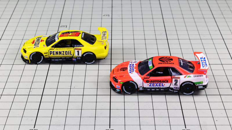 サイド：スポンサーロゴがびっしり貼られています