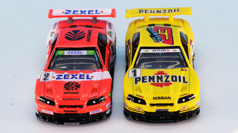 実車のヘッドライトはカバーされています。トミカプレミアムRacing化では塗装で再現しています