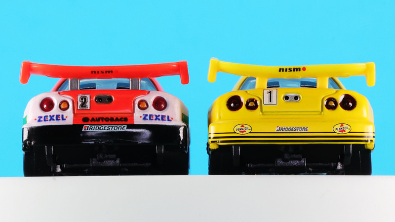 幅広なリアウイングにも細かなプリントがされています